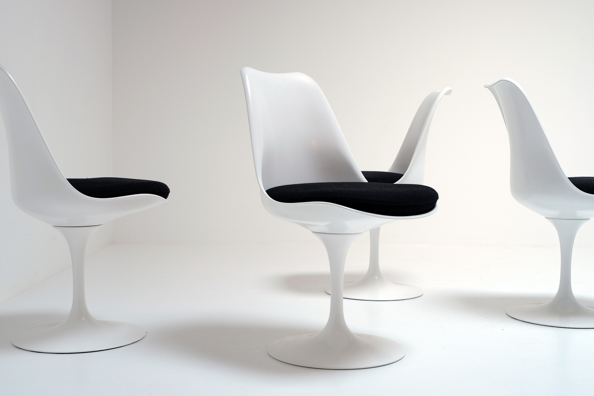 Set van 8 tulip stoelen door Eero Saarinen voor knoll international