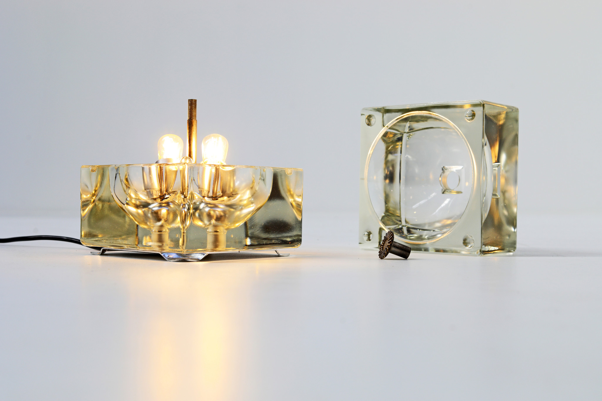 Cubosphere tafel Lamp ontworpen door Alessandro Mendini