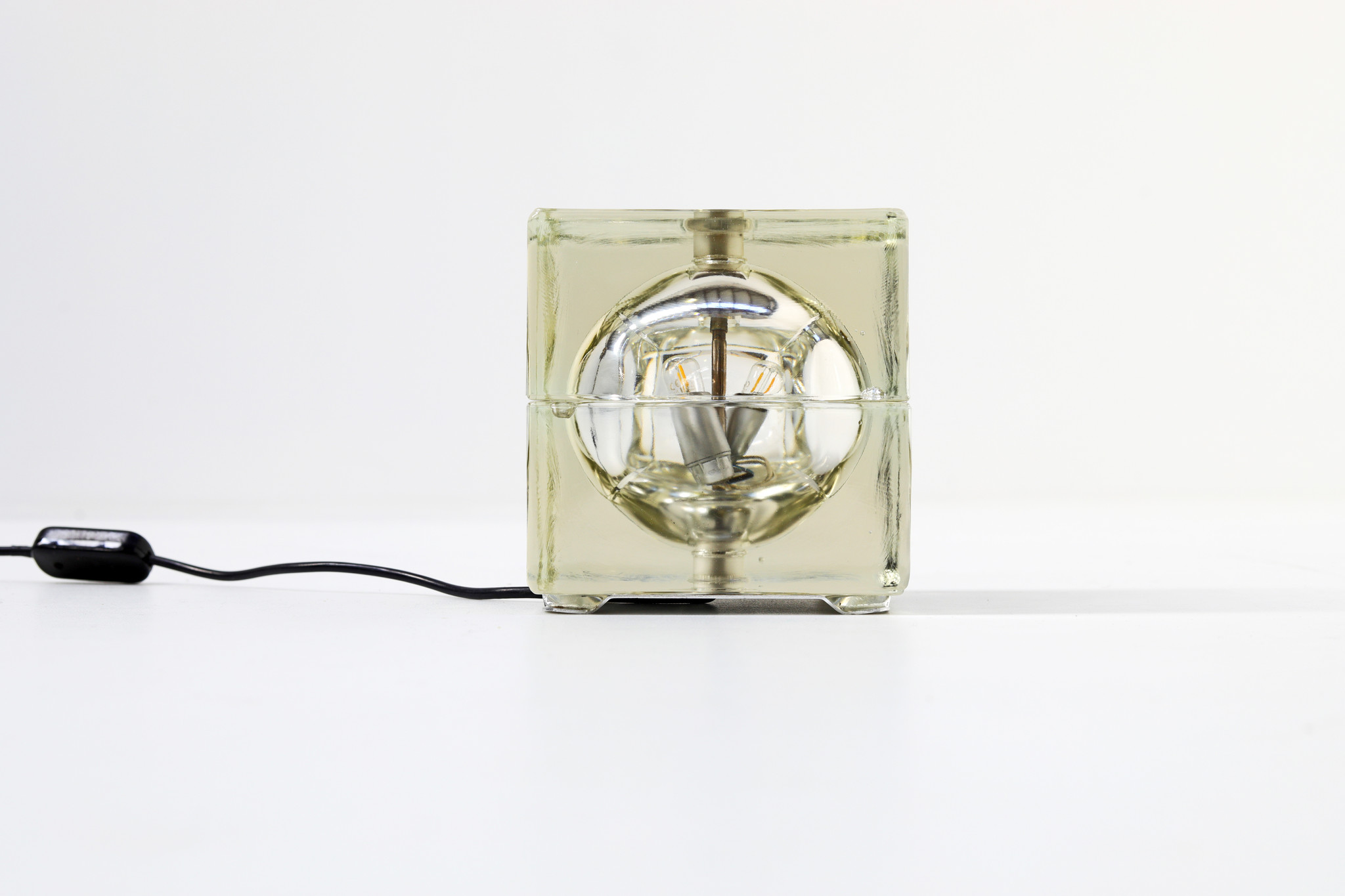 Cubosphere tafel Lamp ontworpen door Alessandro Mendini