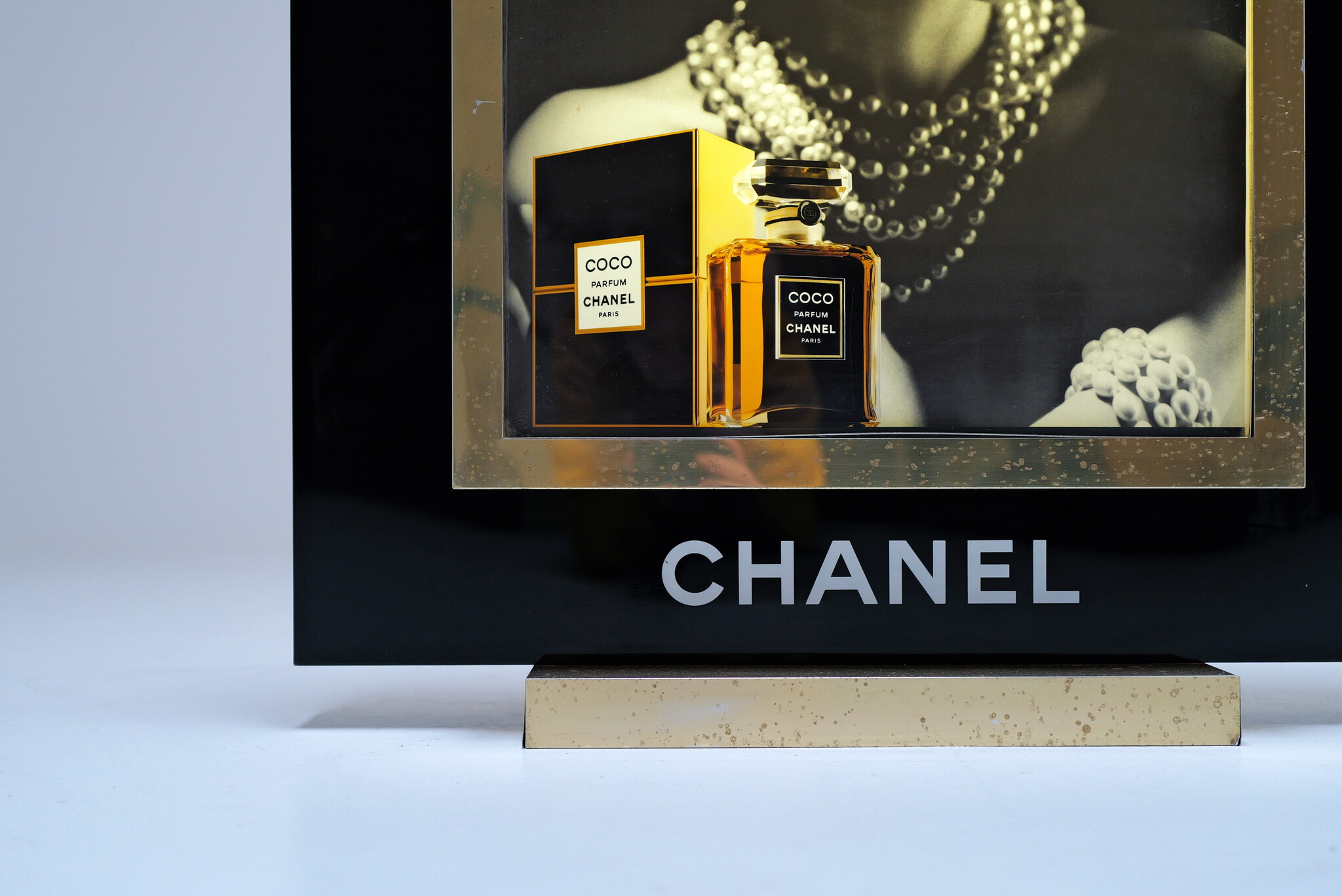 Original illuminated CHANEL display featuring Inès de la Fressange