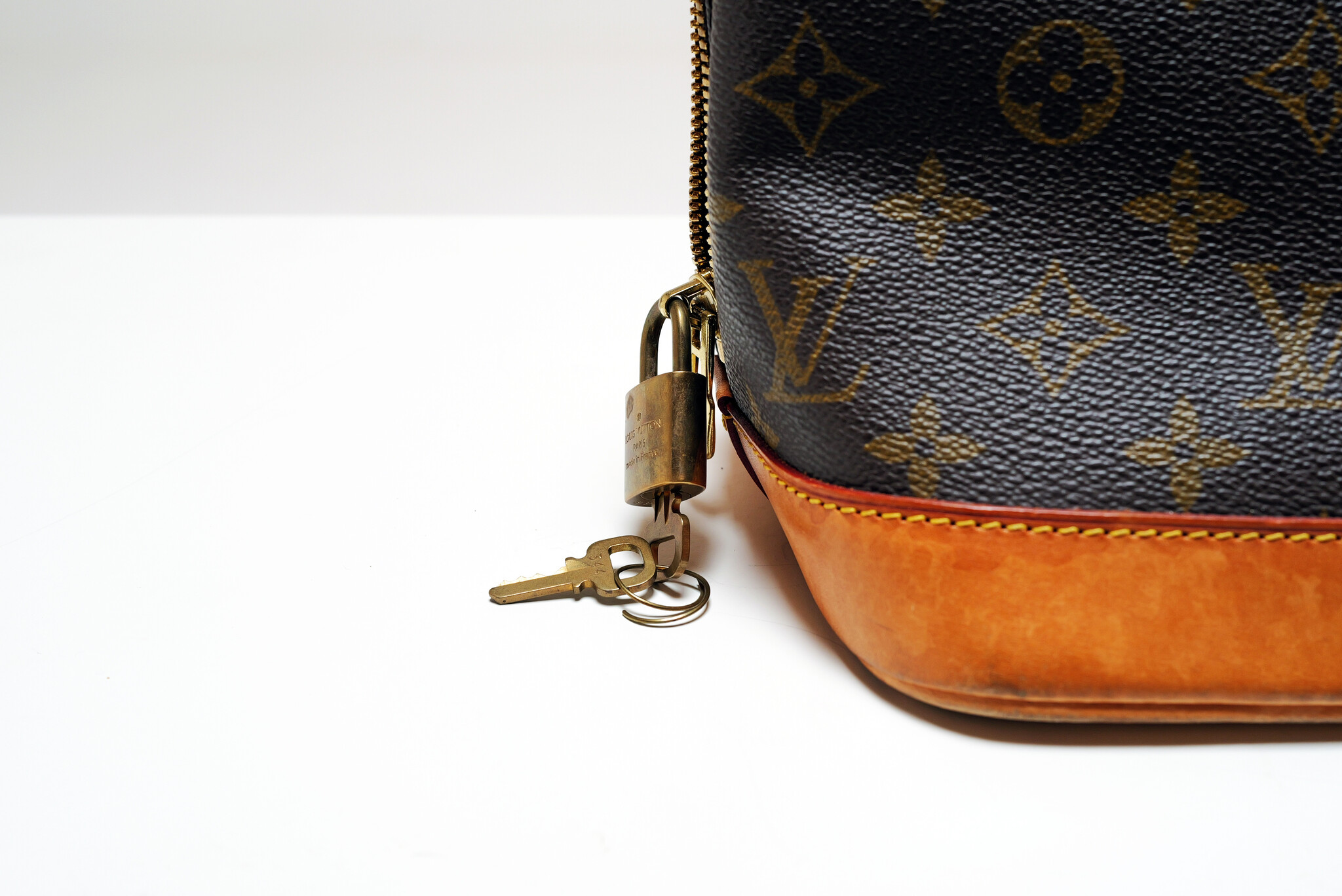 Louis Vuitton Alma MM Bag monogram canvas