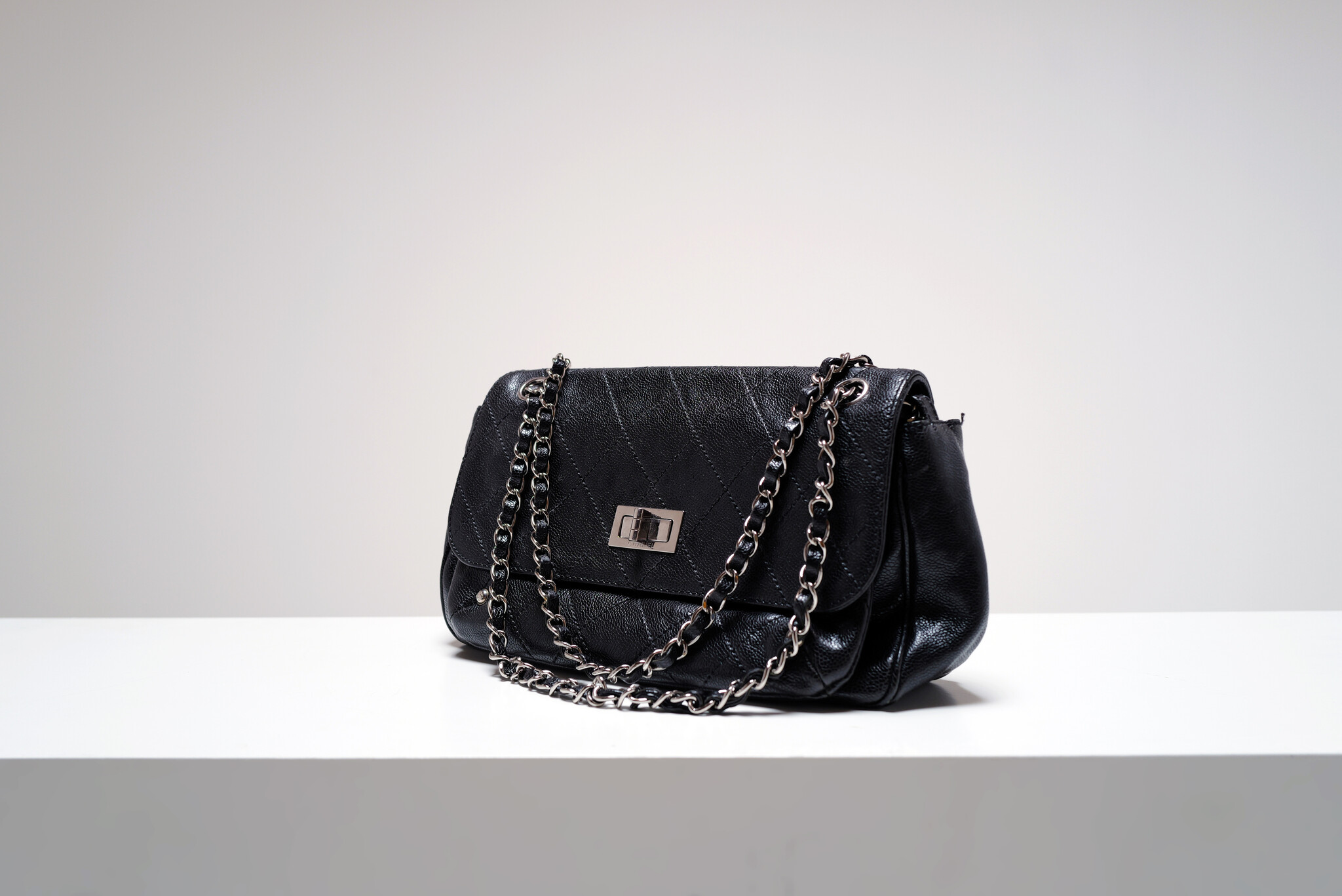 Chanel Black Quilted Caviar Leather Reissue schoudertas
