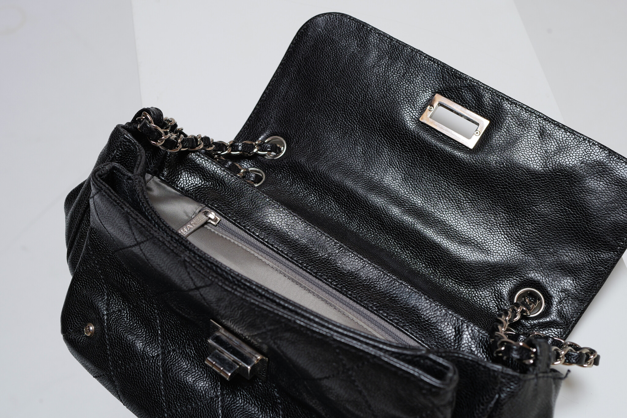 Chanel Black Quilted Caviar Leather Reissue schoudertas