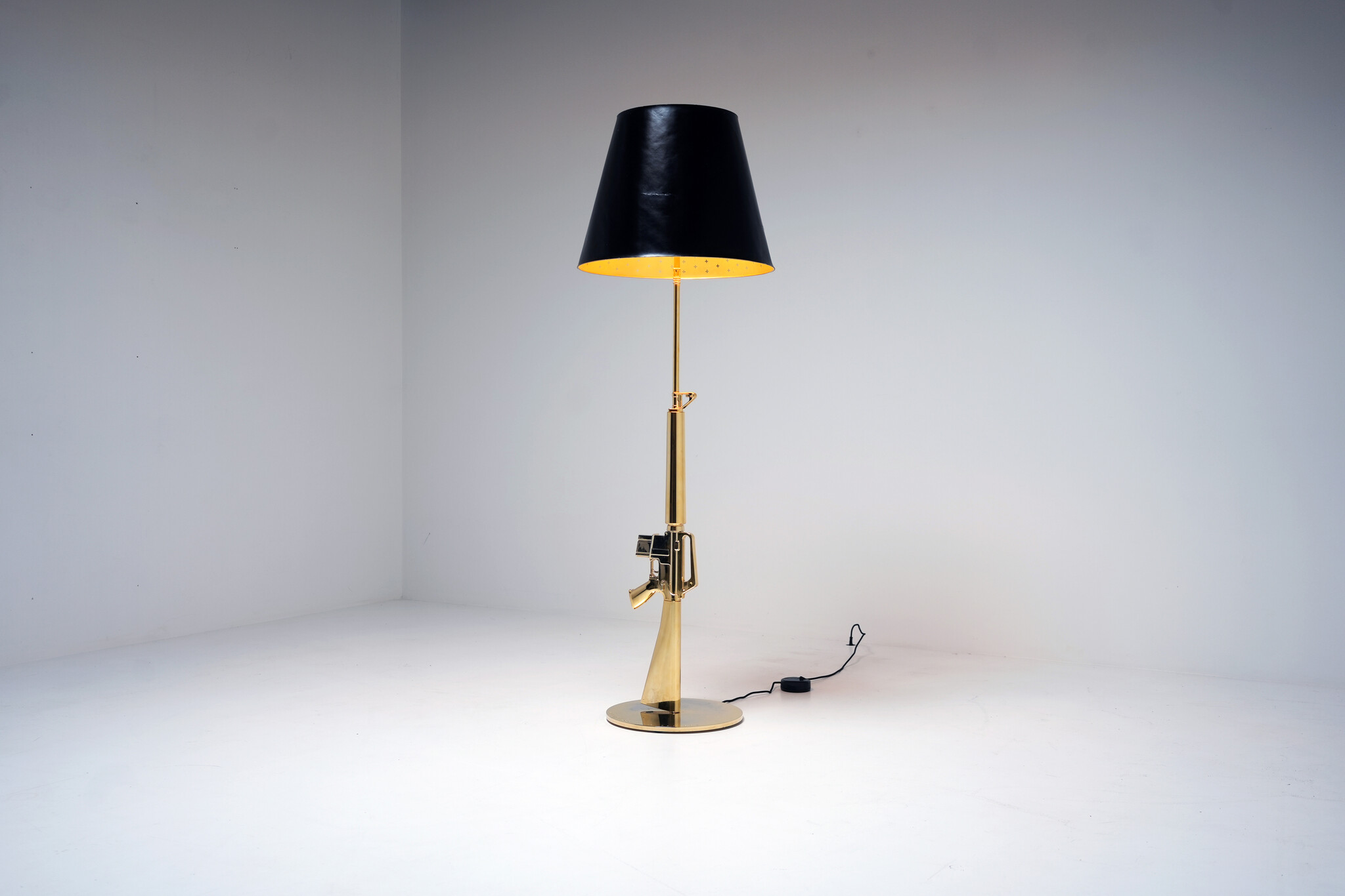 Lampadaire Gun plaqué or 18 carats de Philippe Starck pour FLOS
