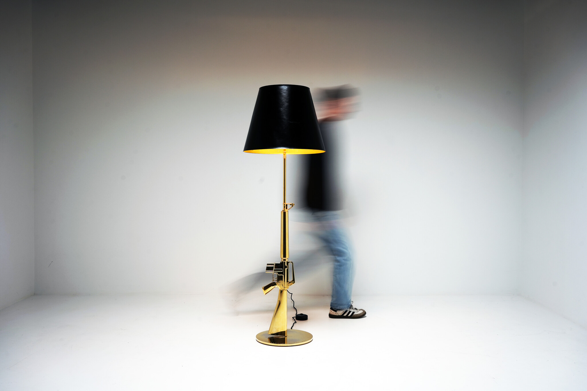 Lampadaire Gun plaqué or 18 carats de Philippe Starck pour FLOS