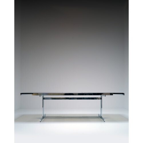 Table chromée brutaliste