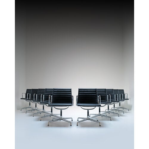Set Eames chairs