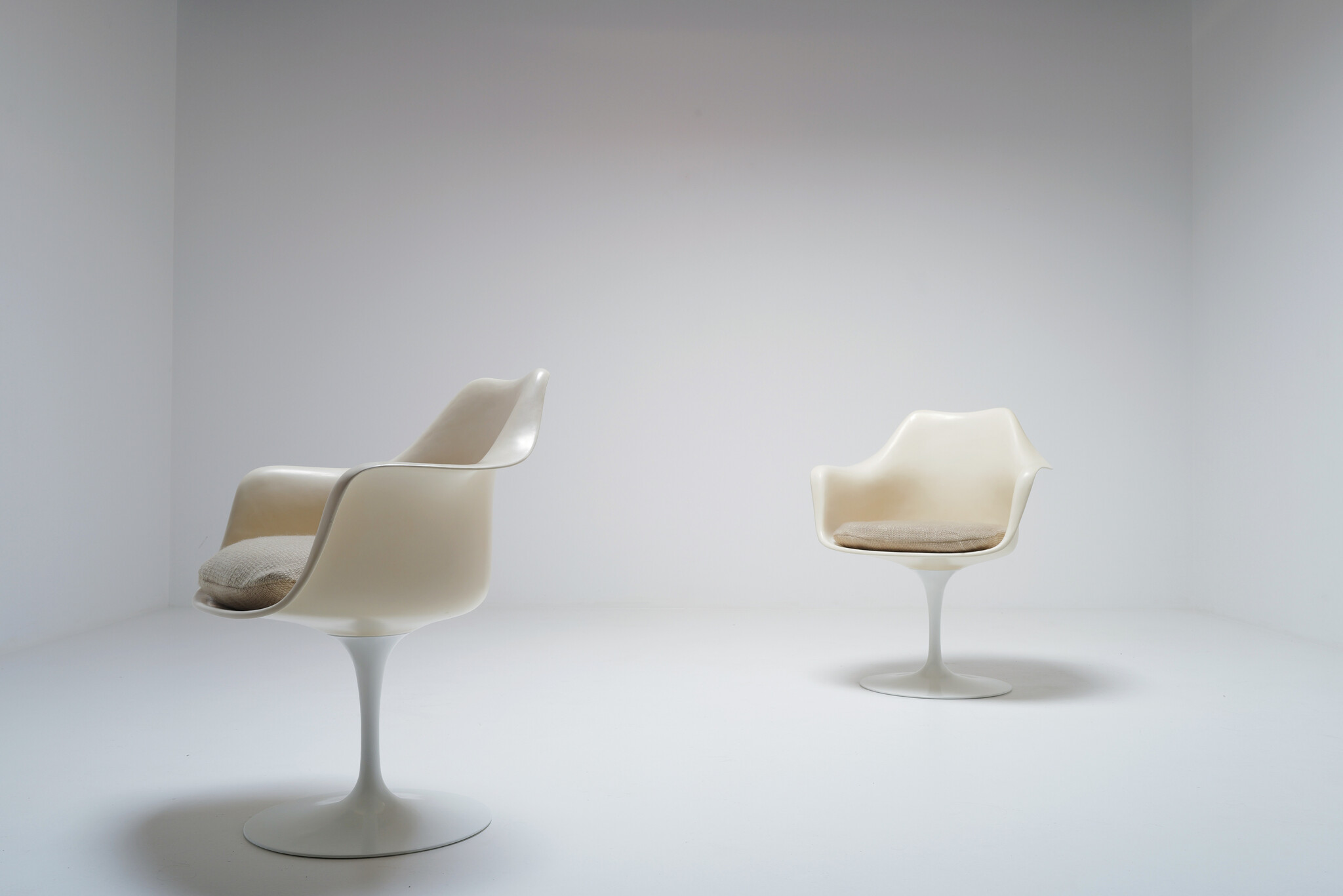 Set van 2 Tulip stoelen door Eero Saarinen voor Knoll International (Decoene, 1971)