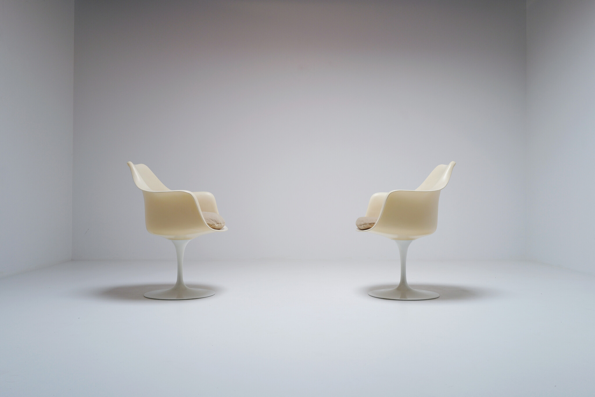 Set van 2 Tulip stoelen door Eero Saarinen voor Knoll International (Decoene, 1971)