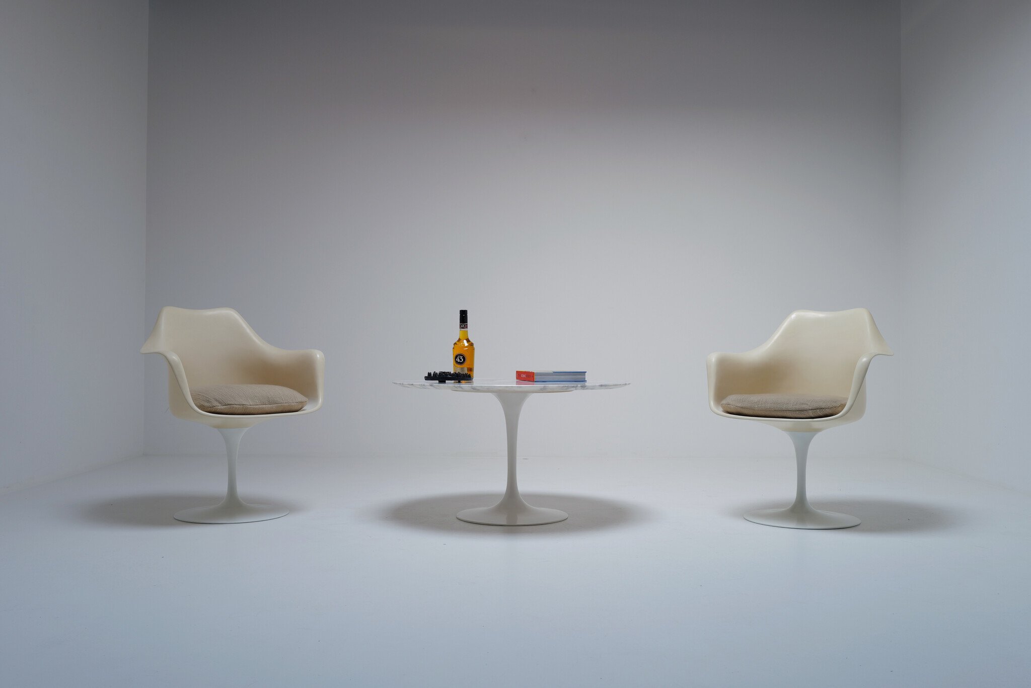 Set van 2 Tulip stoelen door Eero Saarinen voor Knoll International (Decoene, 1971)