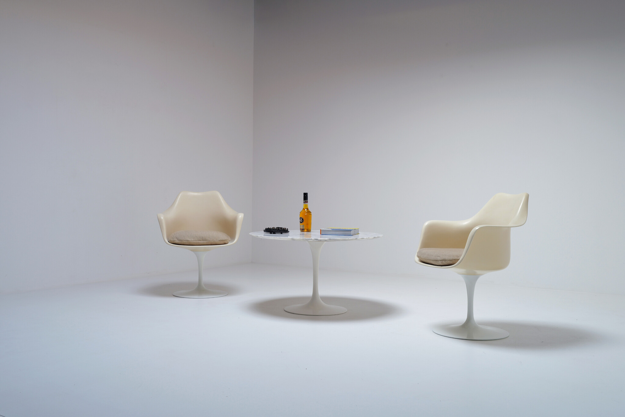 Set van 2 Tulip stoelen door Eero Saarinen voor Knoll International (Decoene, 1971)