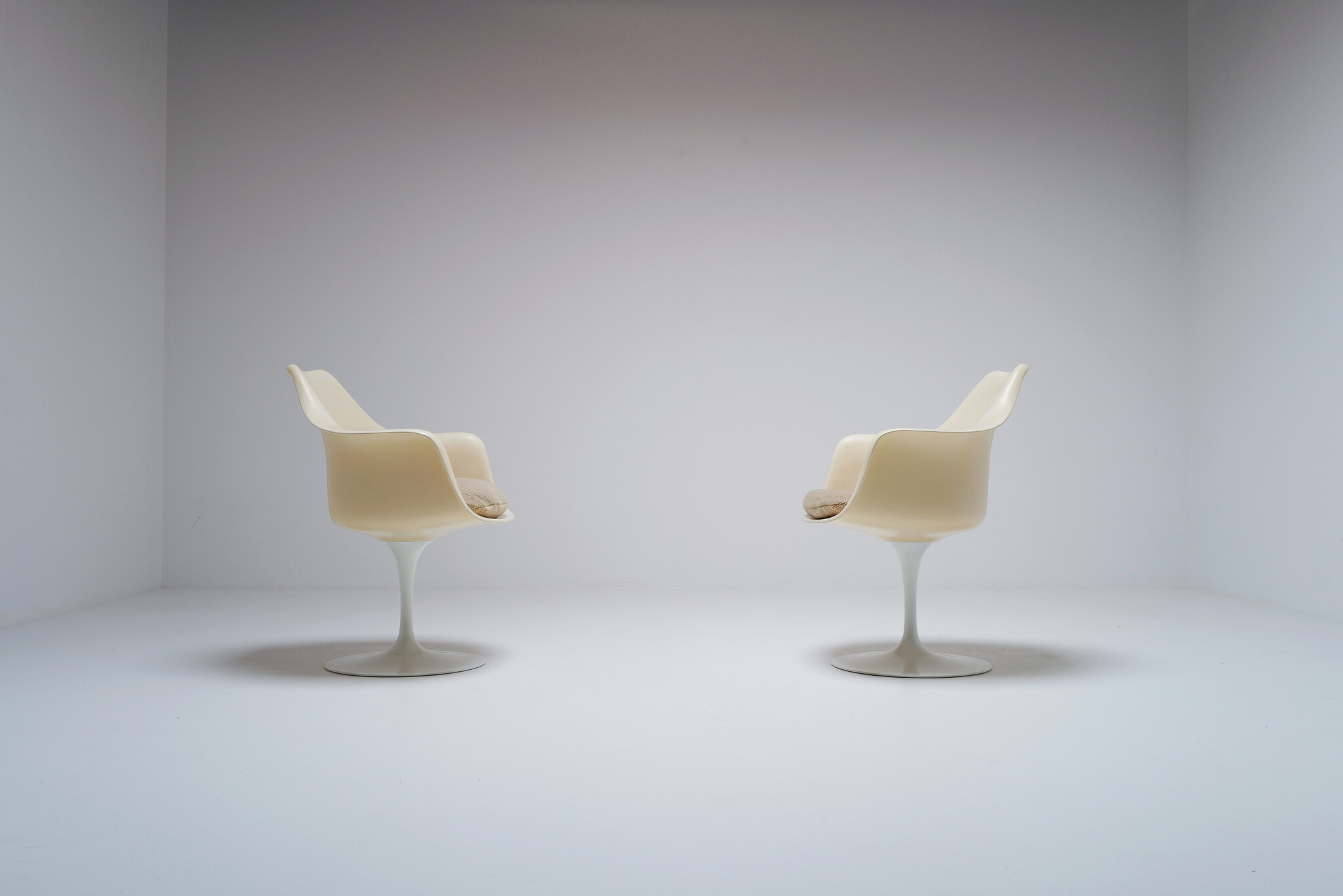 Set van 2 Tulip stoelen door Eero Saarinen voor Knoll International (Decoene, 1971)