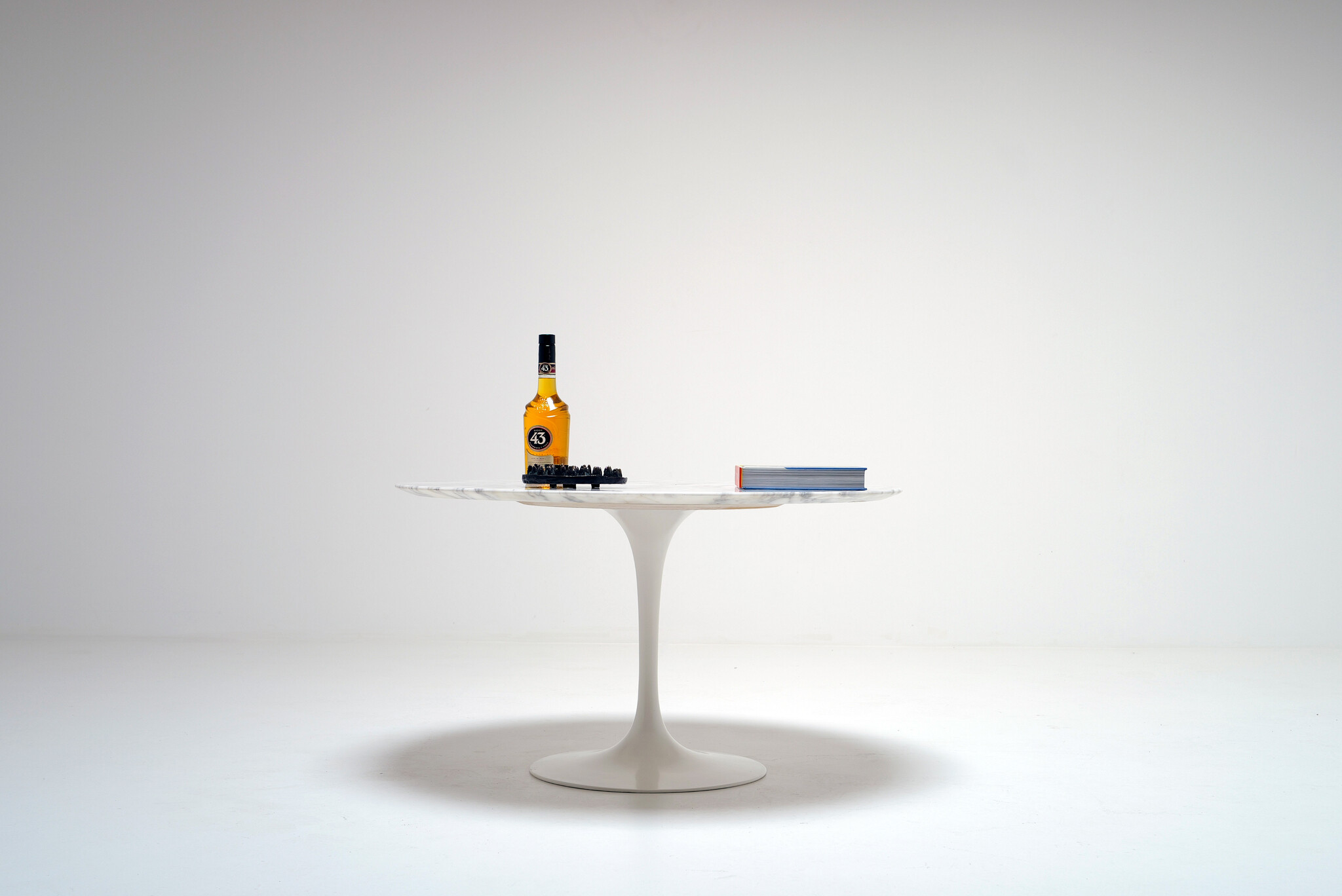 Originele ronde marmeren salontafel voor Knoll – De Coene Kortrijk