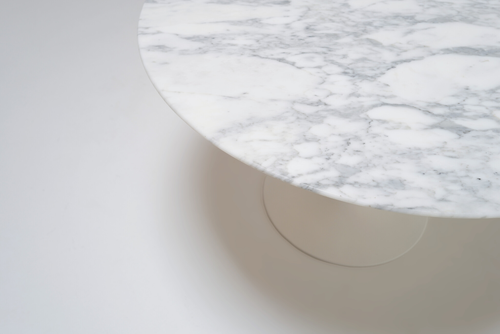 Originele ronde marmeren salontafel voor Knoll – De Coene Kortrijk