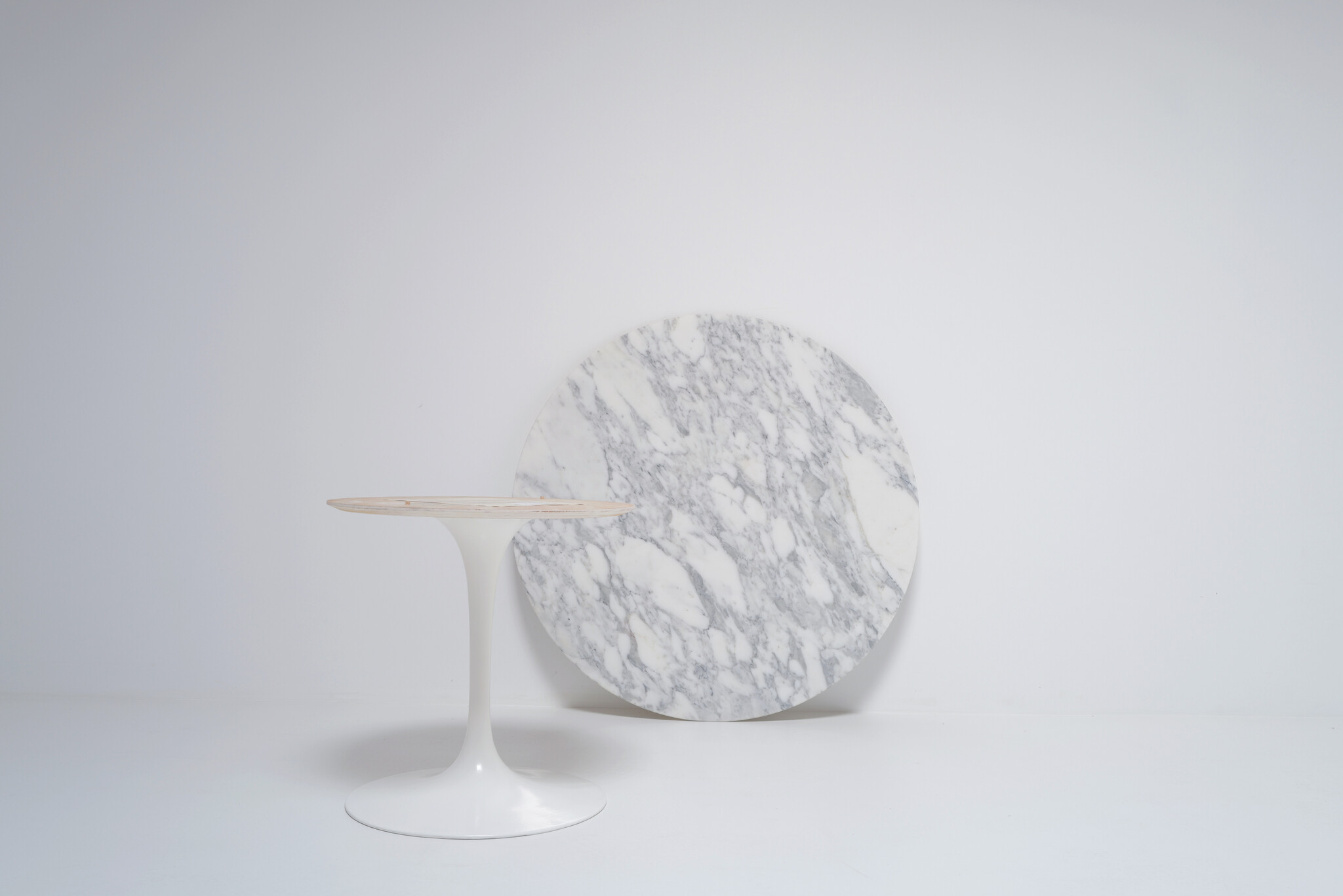 Originele ronde marmeren salontafel voor Knoll – De Coene Kortrijk