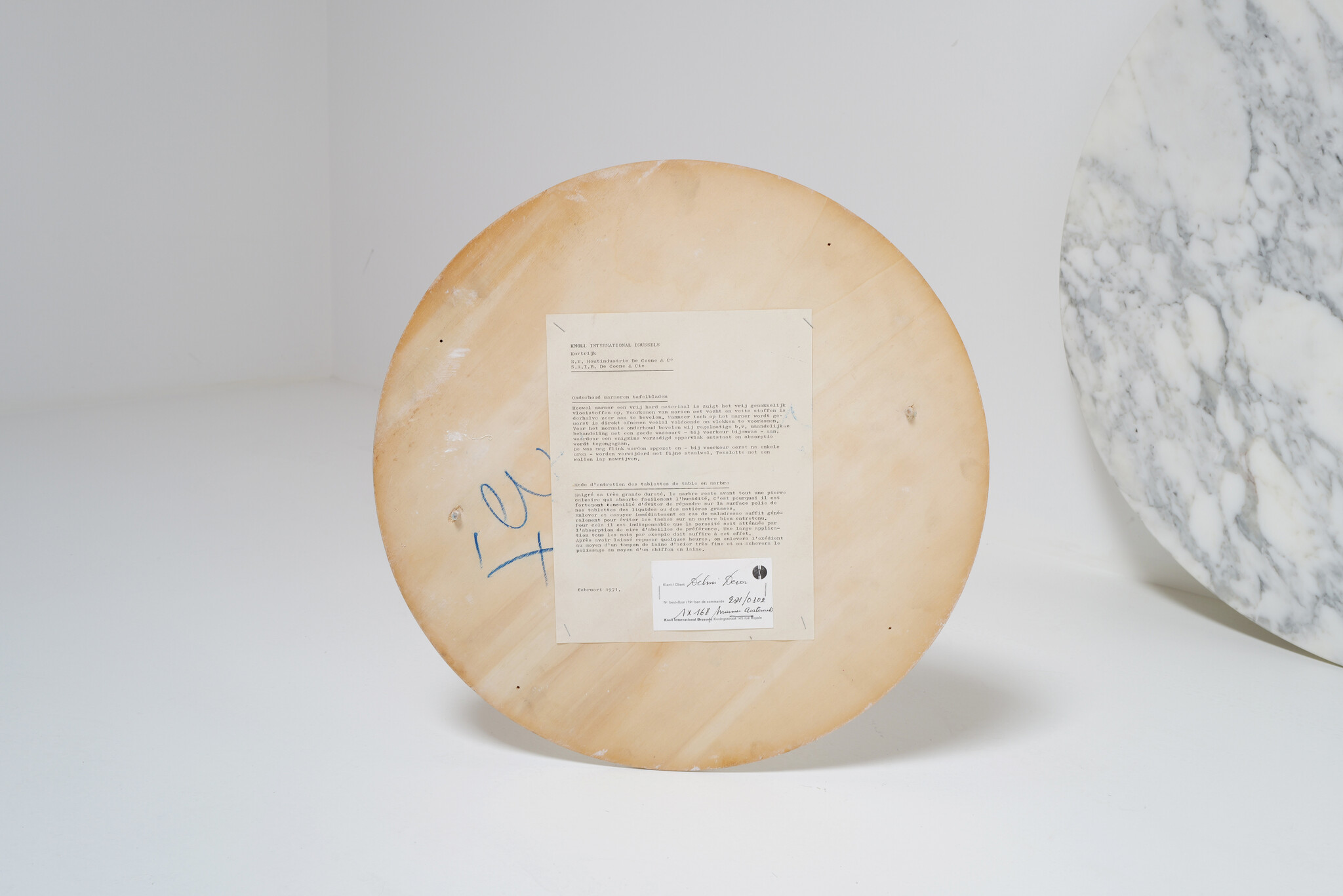 Originele ronde marmeren salontafel voor Knoll – De Coene Kortrijk