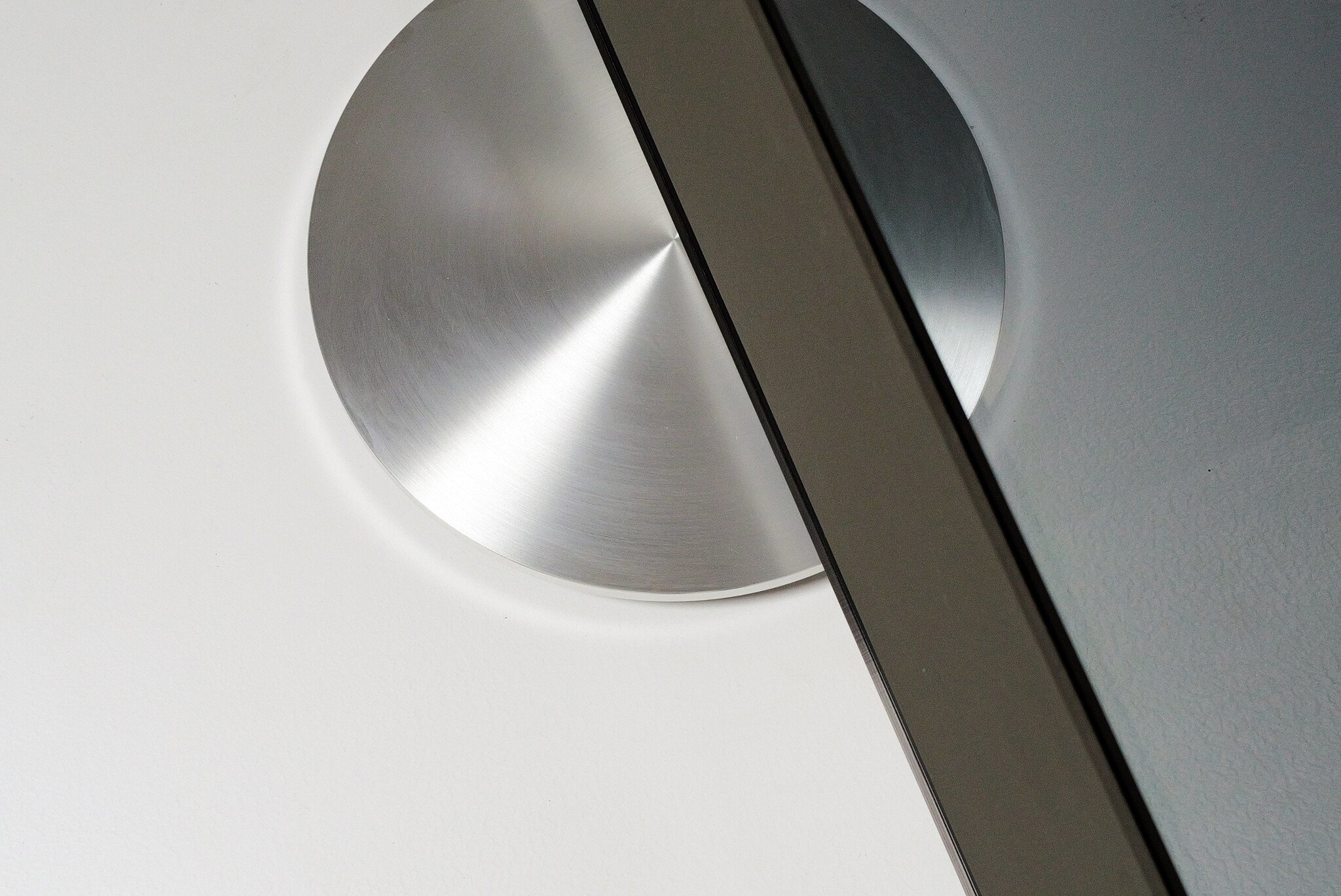 Bang & Olufsen BeoVision 10–46″ Piano Black