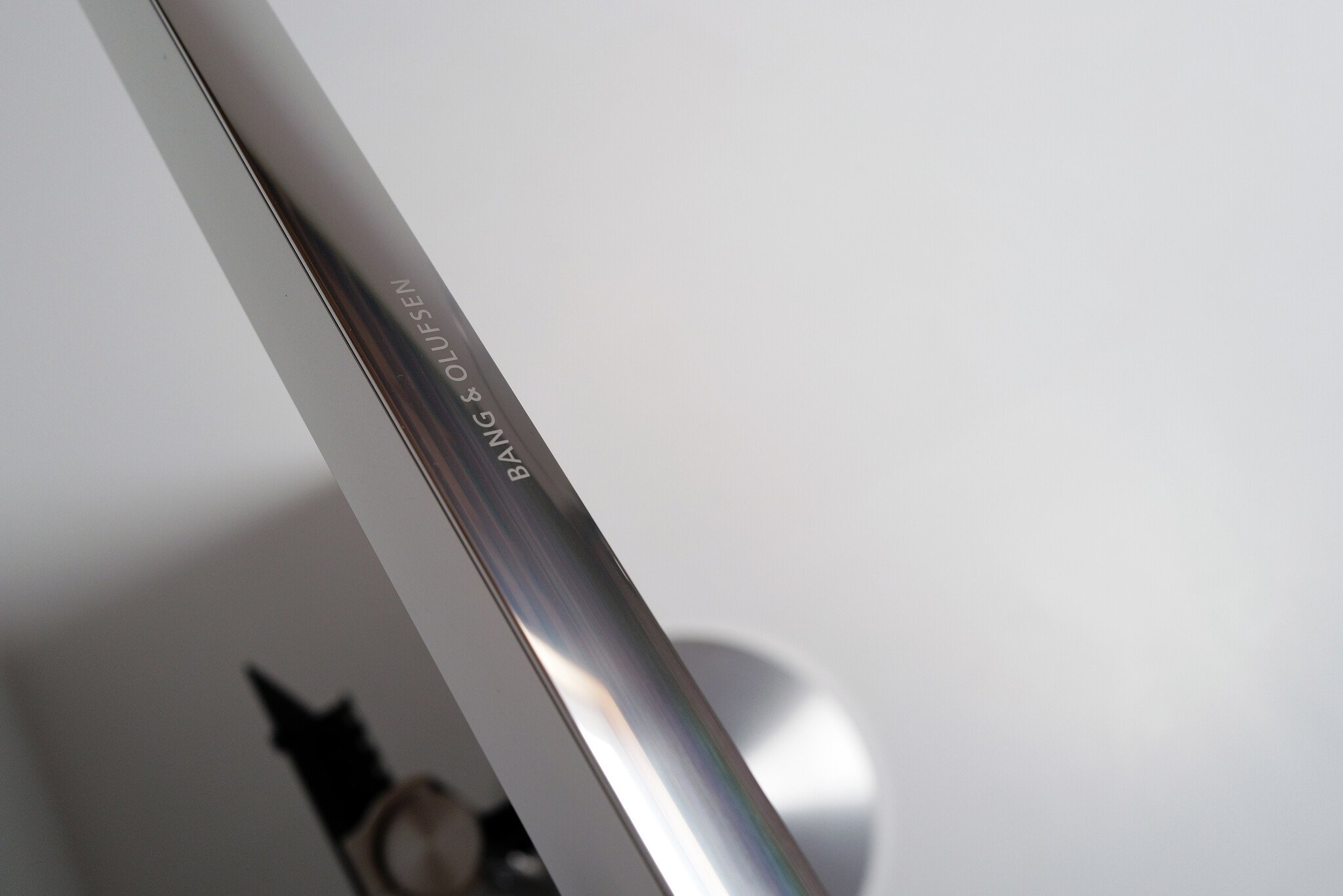 Bang & Olufsen BeoVision 10–46″ Piano Black