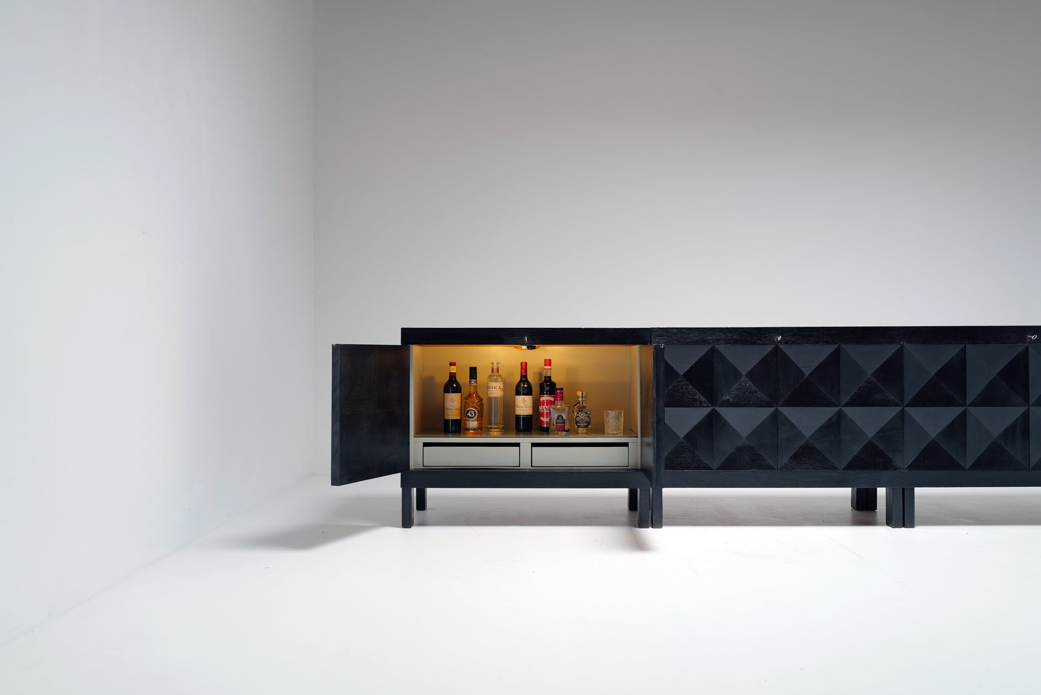 Zeldzame brutalistische sideboard en barkast van J. Batenburg voor E.M.Y, België, 1969