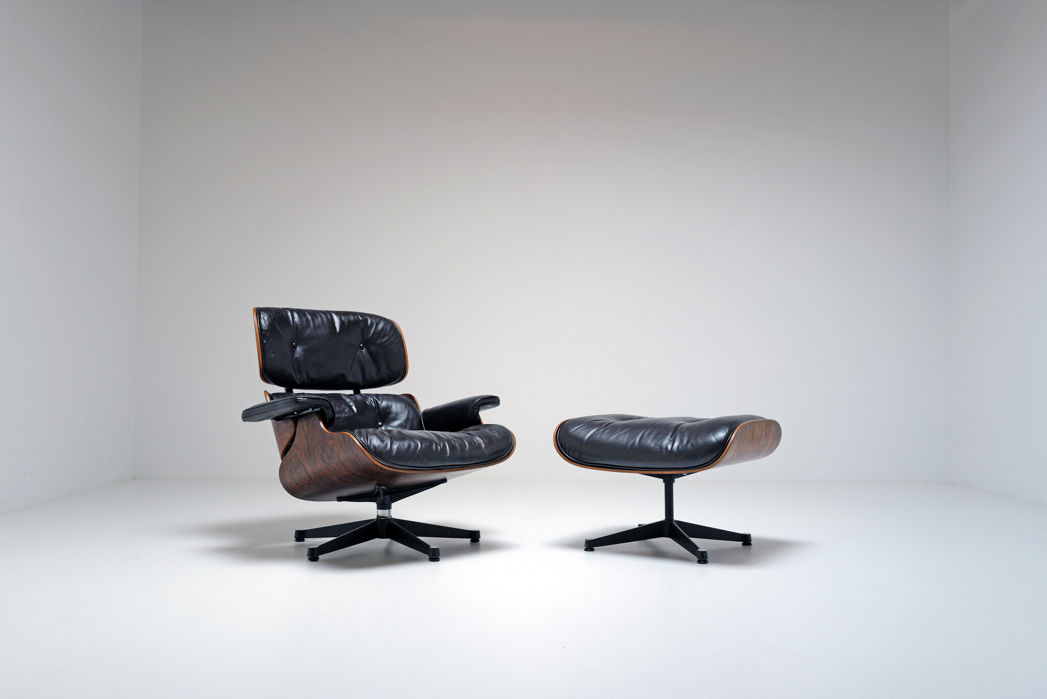 Vintage Eames Lounge Chair & Ottoman door Mobilier International, 1960’s