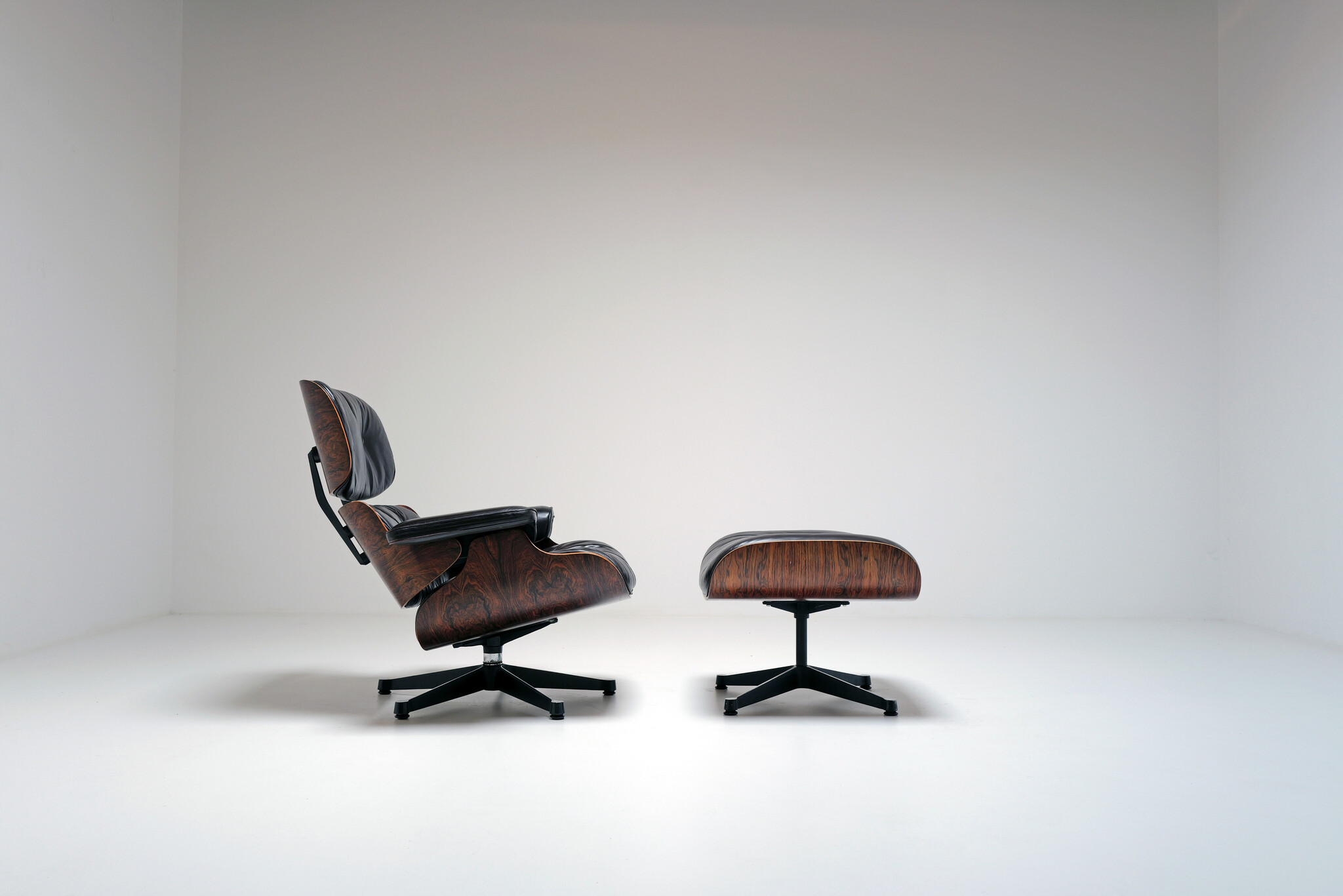 Vintage Eames Lounge Chair & Ottoman door Mobilier International, 1960’s
