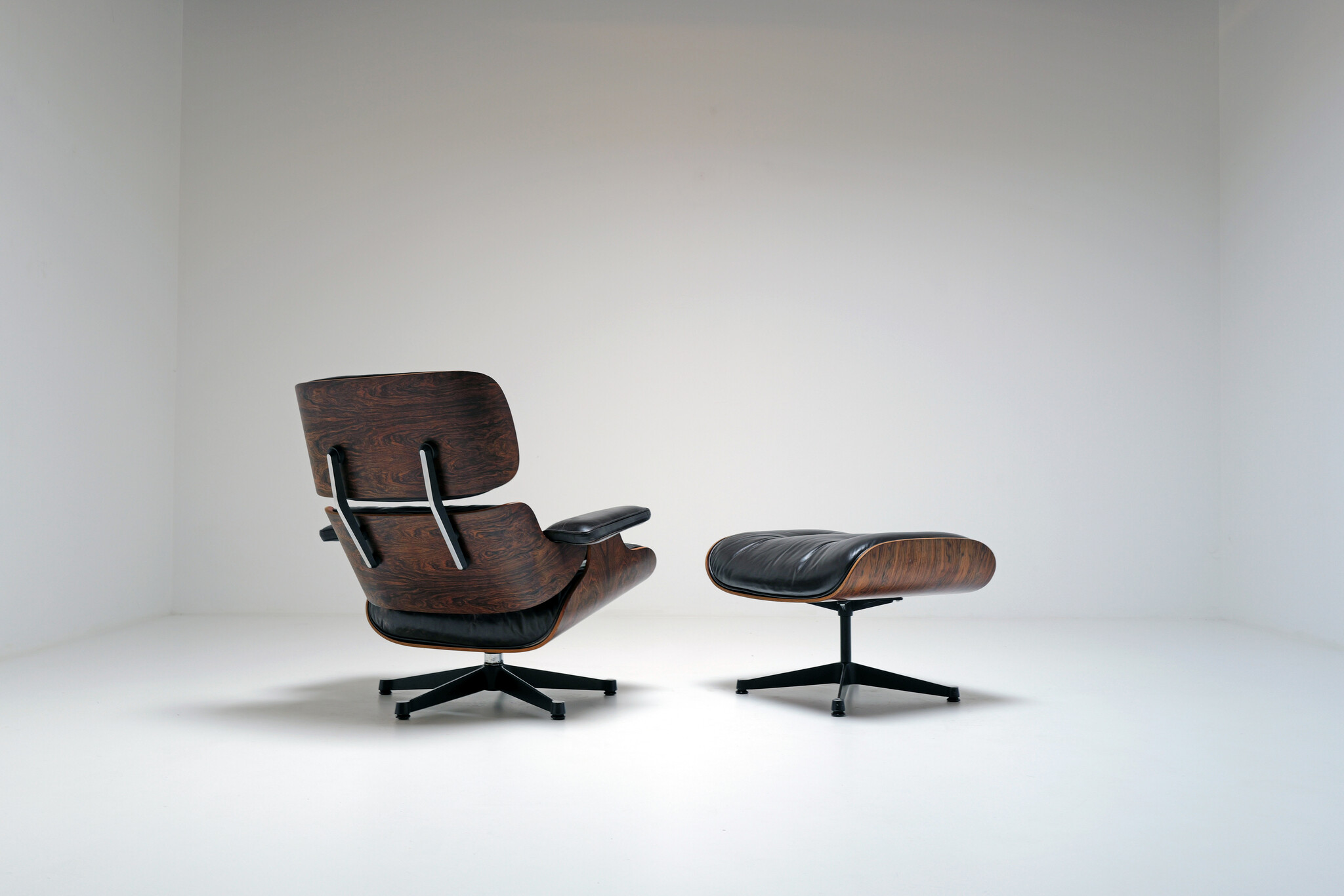 Vintage Eames Lounge Chair & Ottoman door Mobilier International, 1960’s
