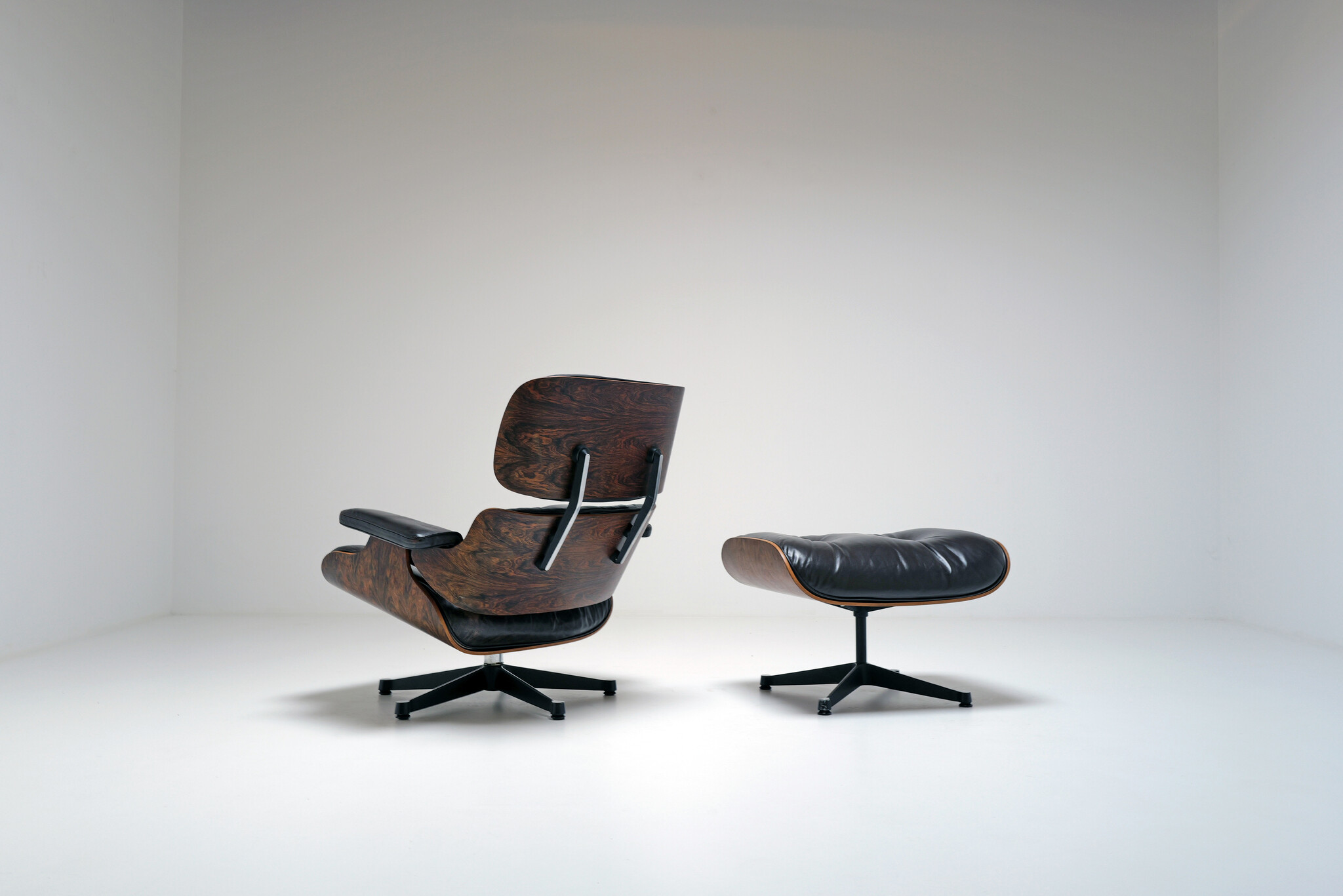 Vintage Eames Lounge Chair & Ottoman door Mobilier International, 1960’s