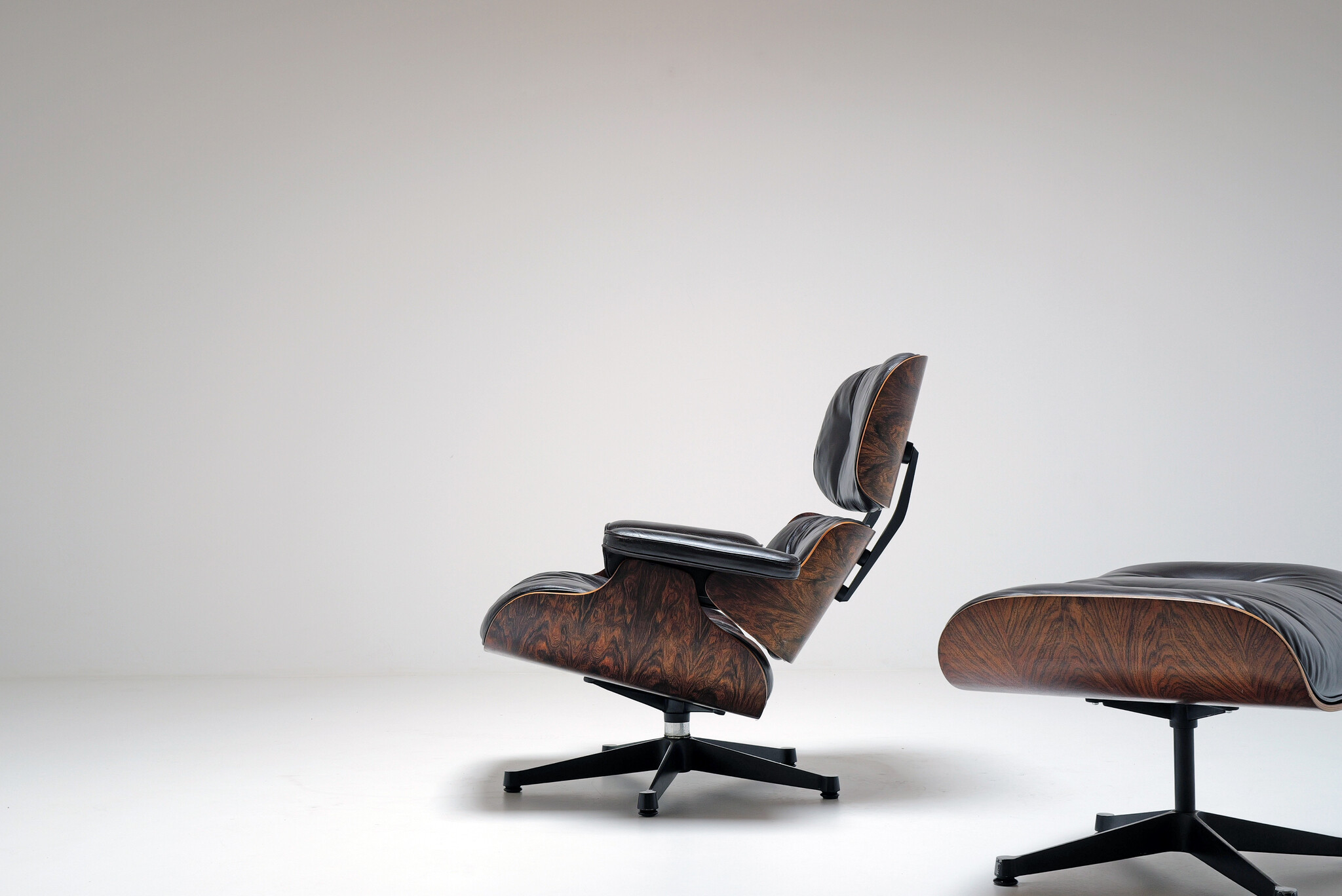 Vintage Eames Lounge Chair & Ottoman door Mobilier International, 1960’s