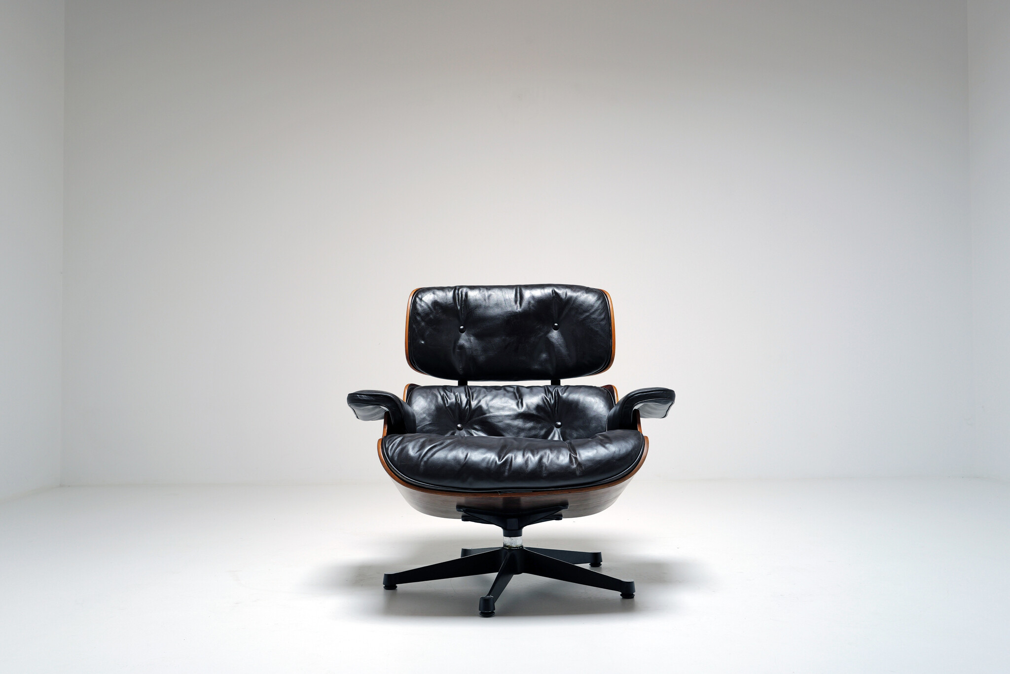 Vintage Eames Lounge Chair & Ottoman door Mobilier International, 1960’s