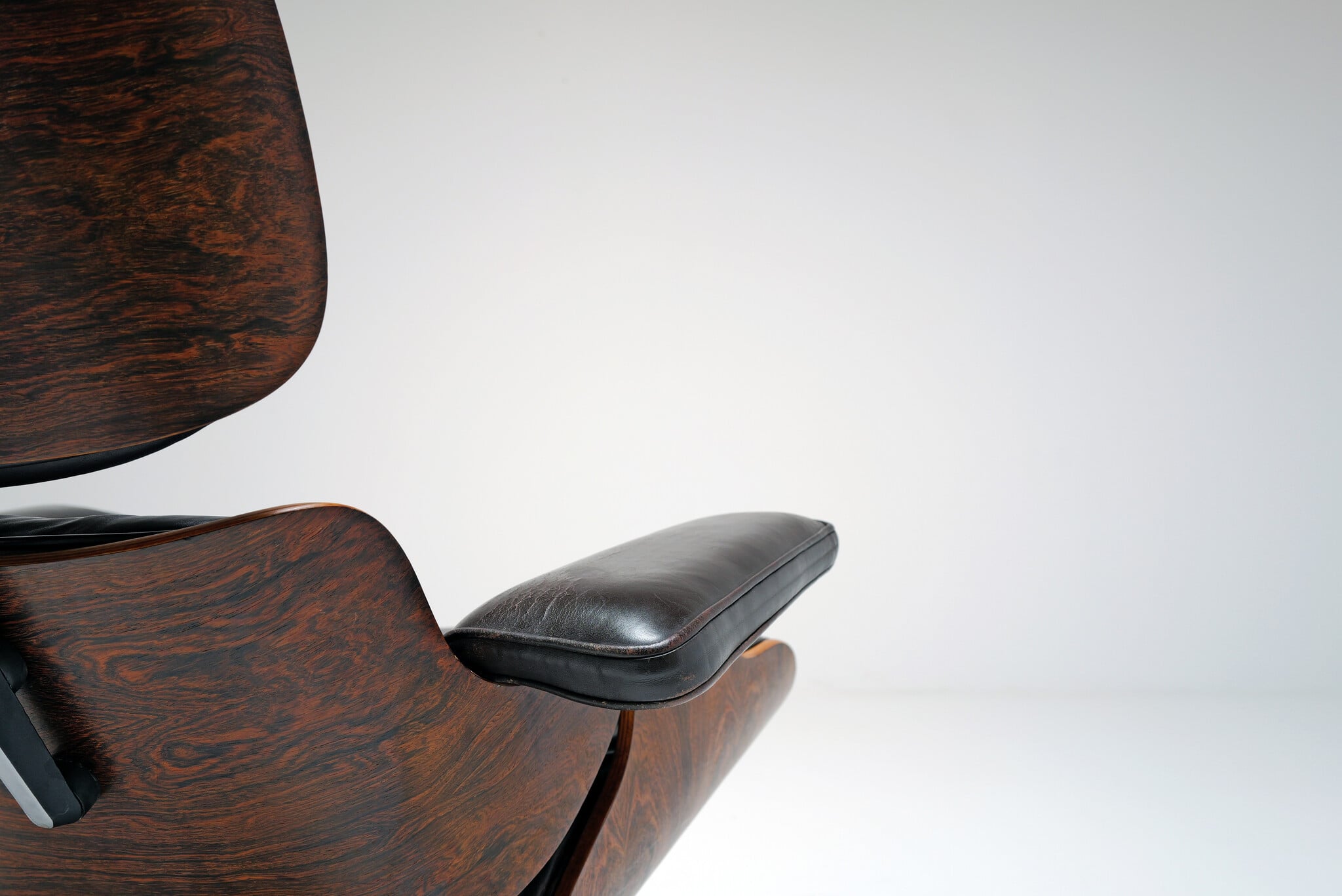 Vintage Eames Lounge Chair & Ottoman door Mobilier International, 1960’s