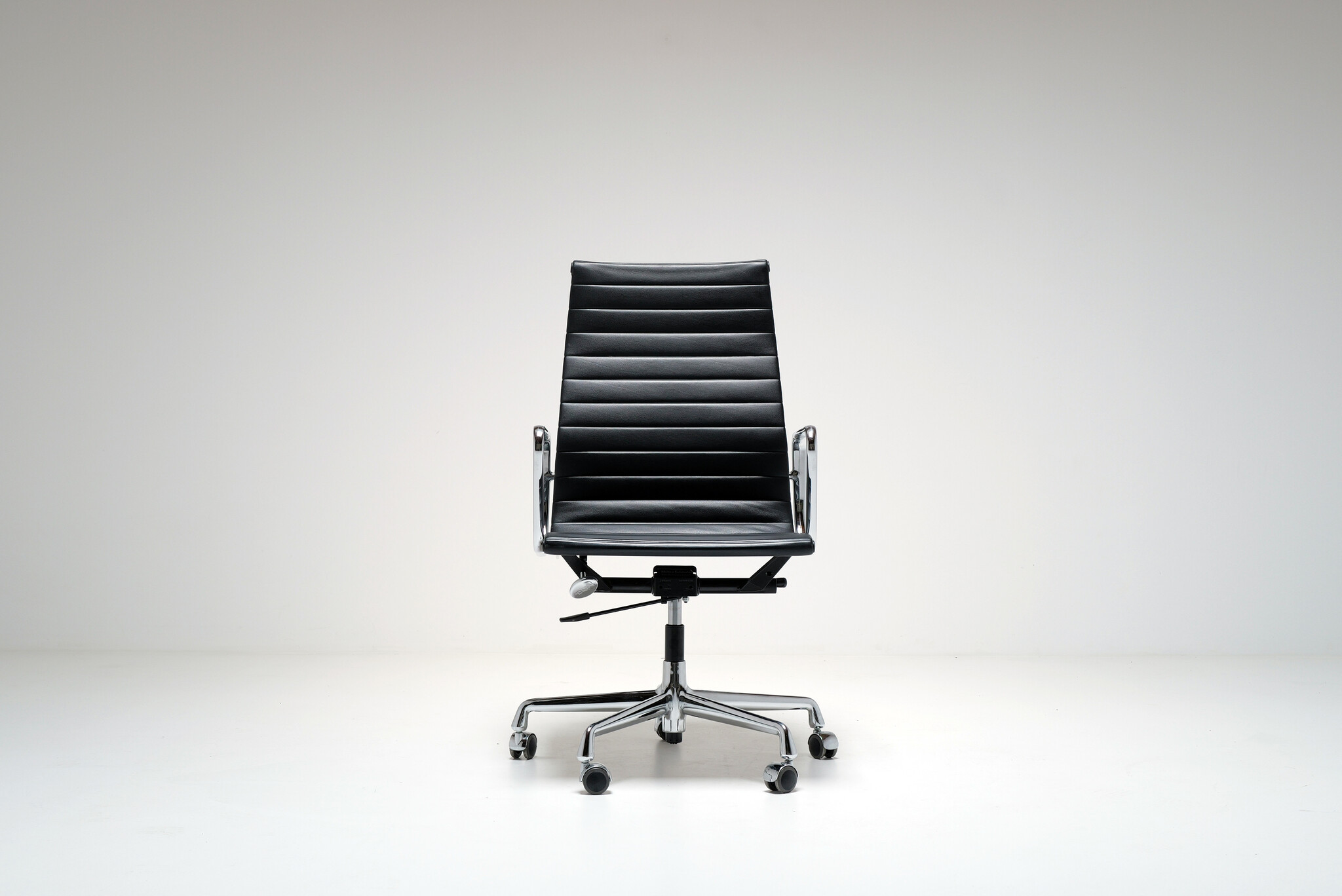 EA 119 chair van Charles & Ray Eames voor Vitra