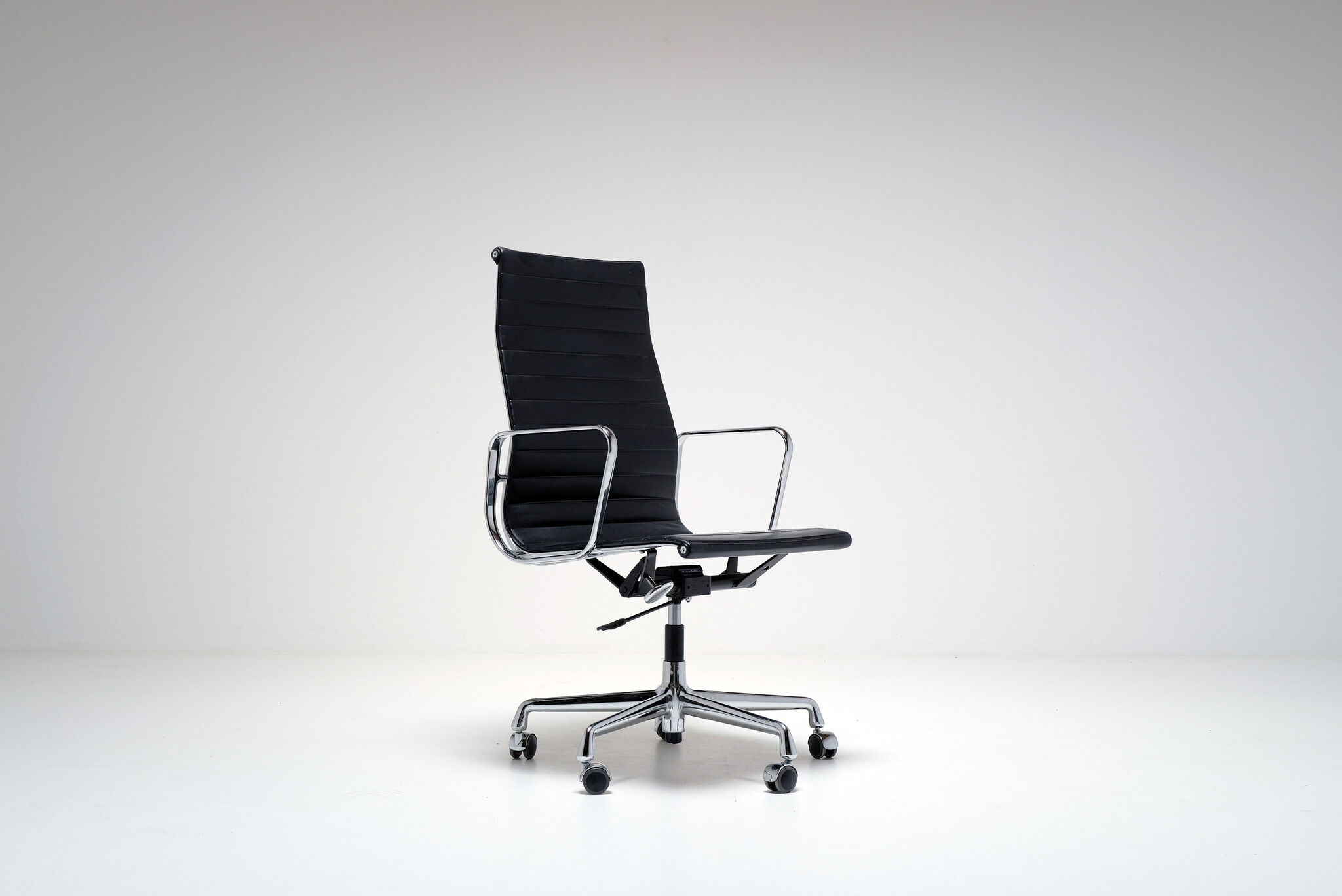 EA 119 chair van Charles & Ray Eames voor Vitra