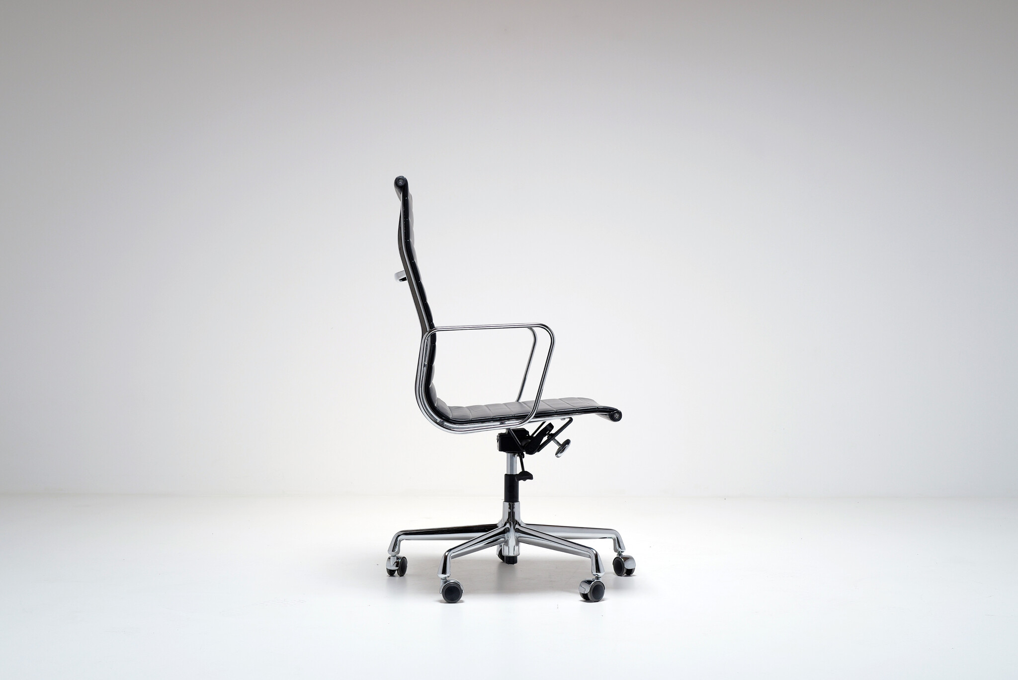 EA 119 chair van Charles & Ray Eames voor Vitra