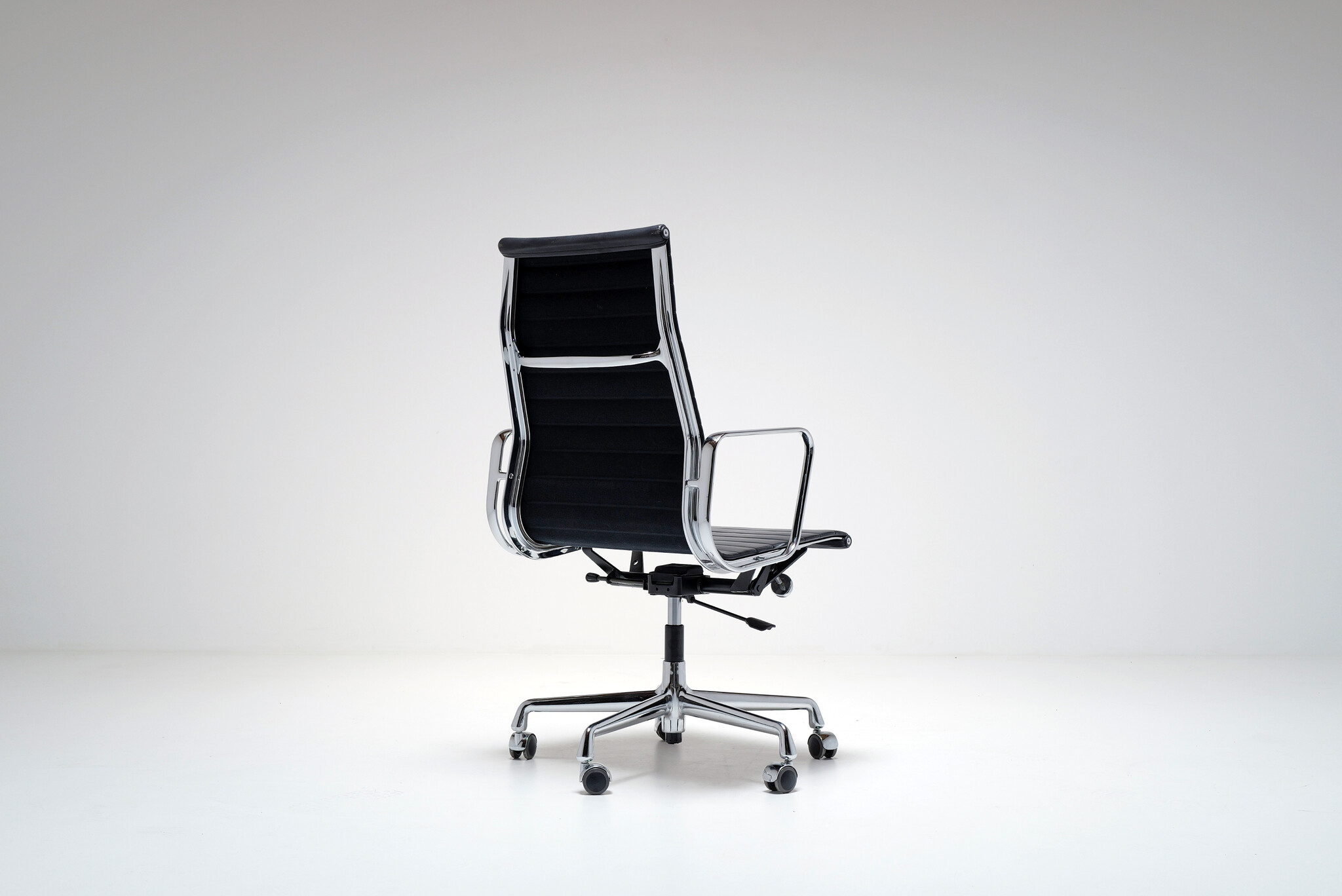 EA 119 chair van Charles & Ray Eames voor Vitra