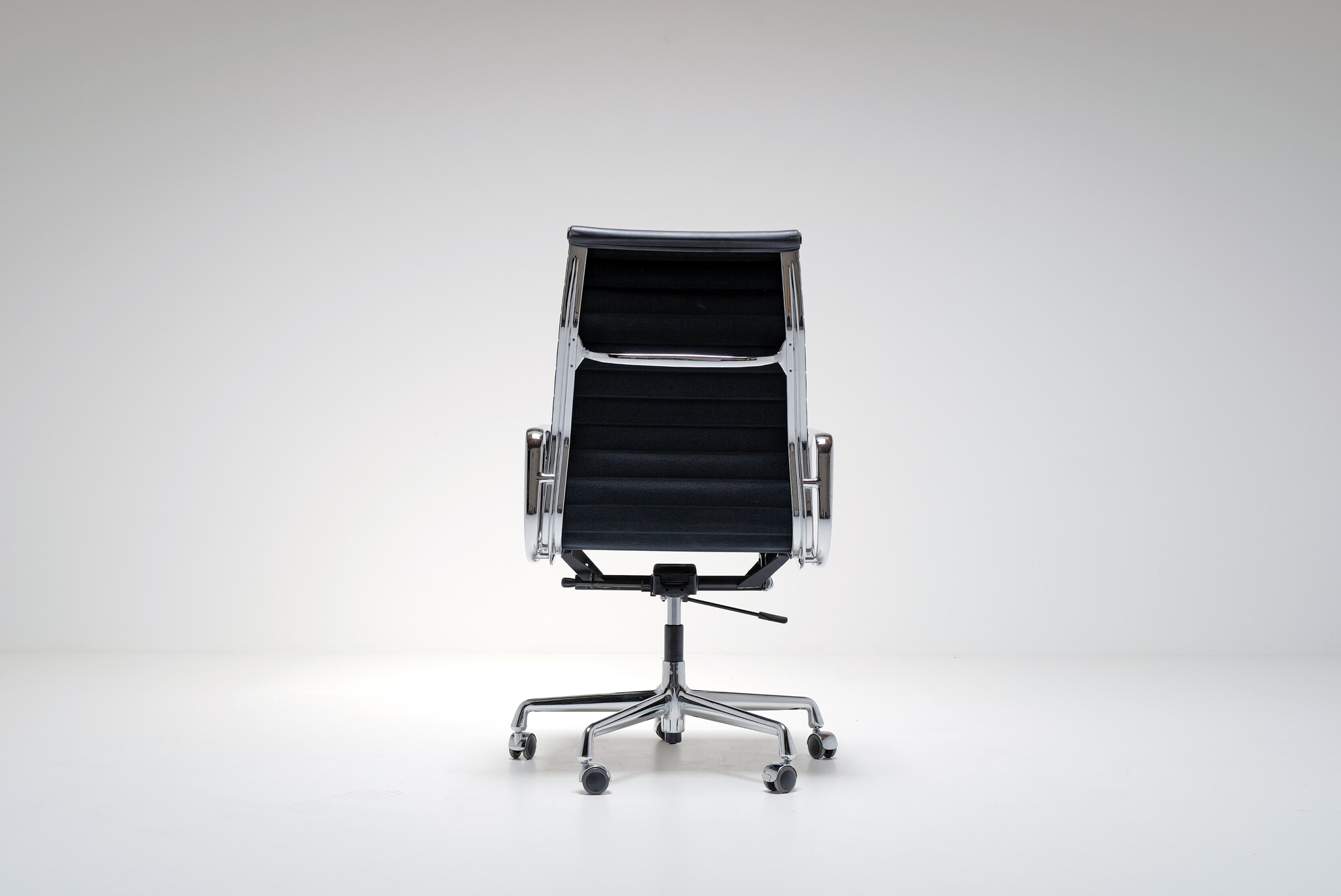 EA 119 chair van Charles & Ray Eames voor Vitra