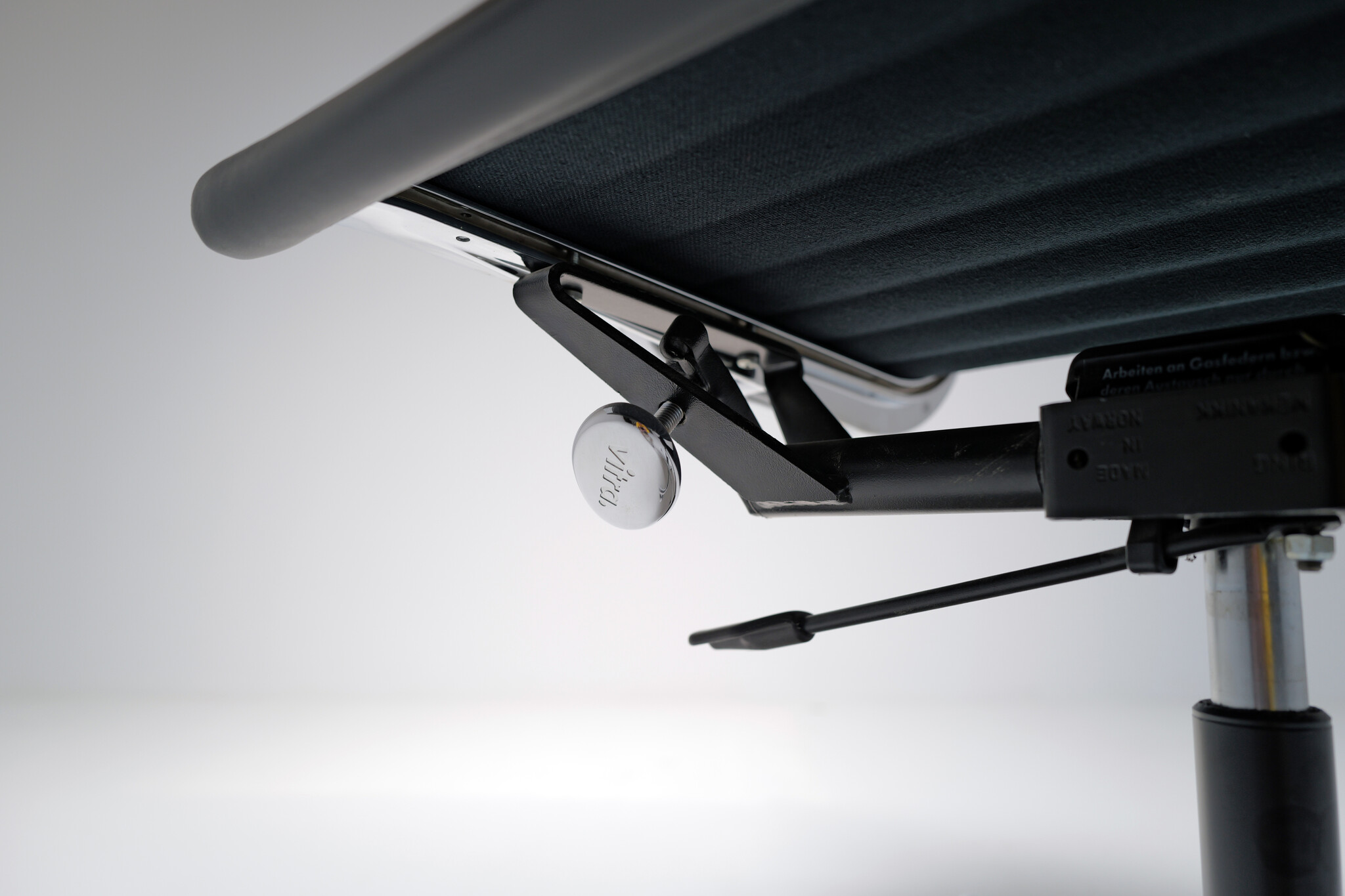 EA 119 chair van Charles & Ray Eames voor Vitra