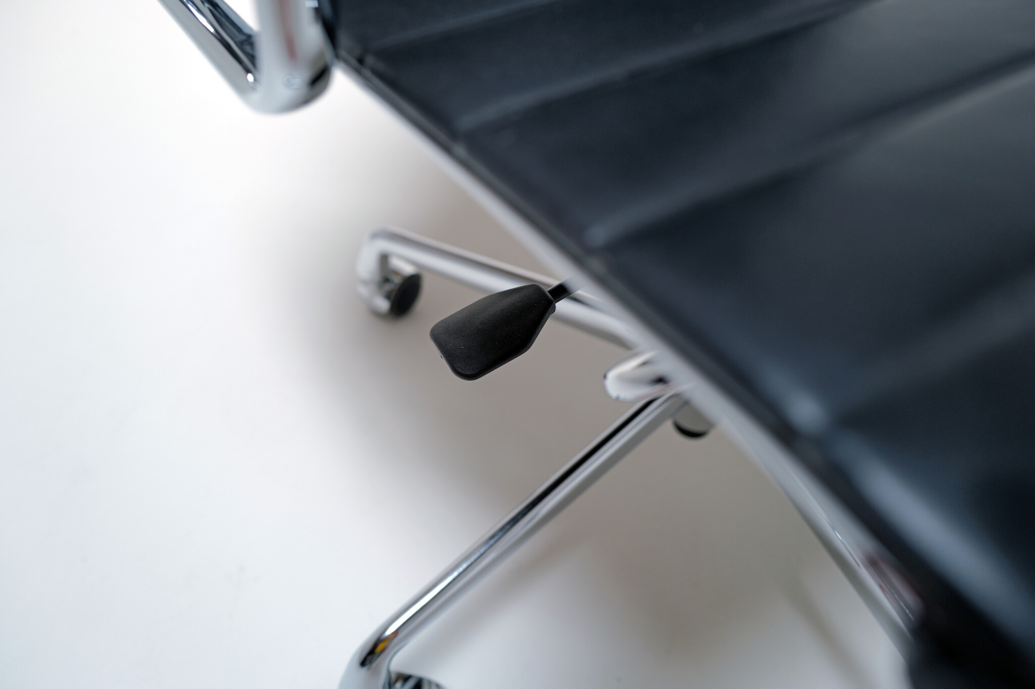 EA 119 chair van Charles & Ray Eames voor Vitra