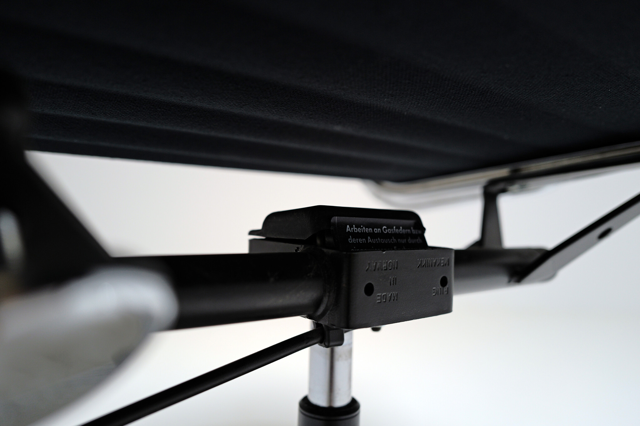 EA 119 chair van Charles & Ray Eames voor Vitra