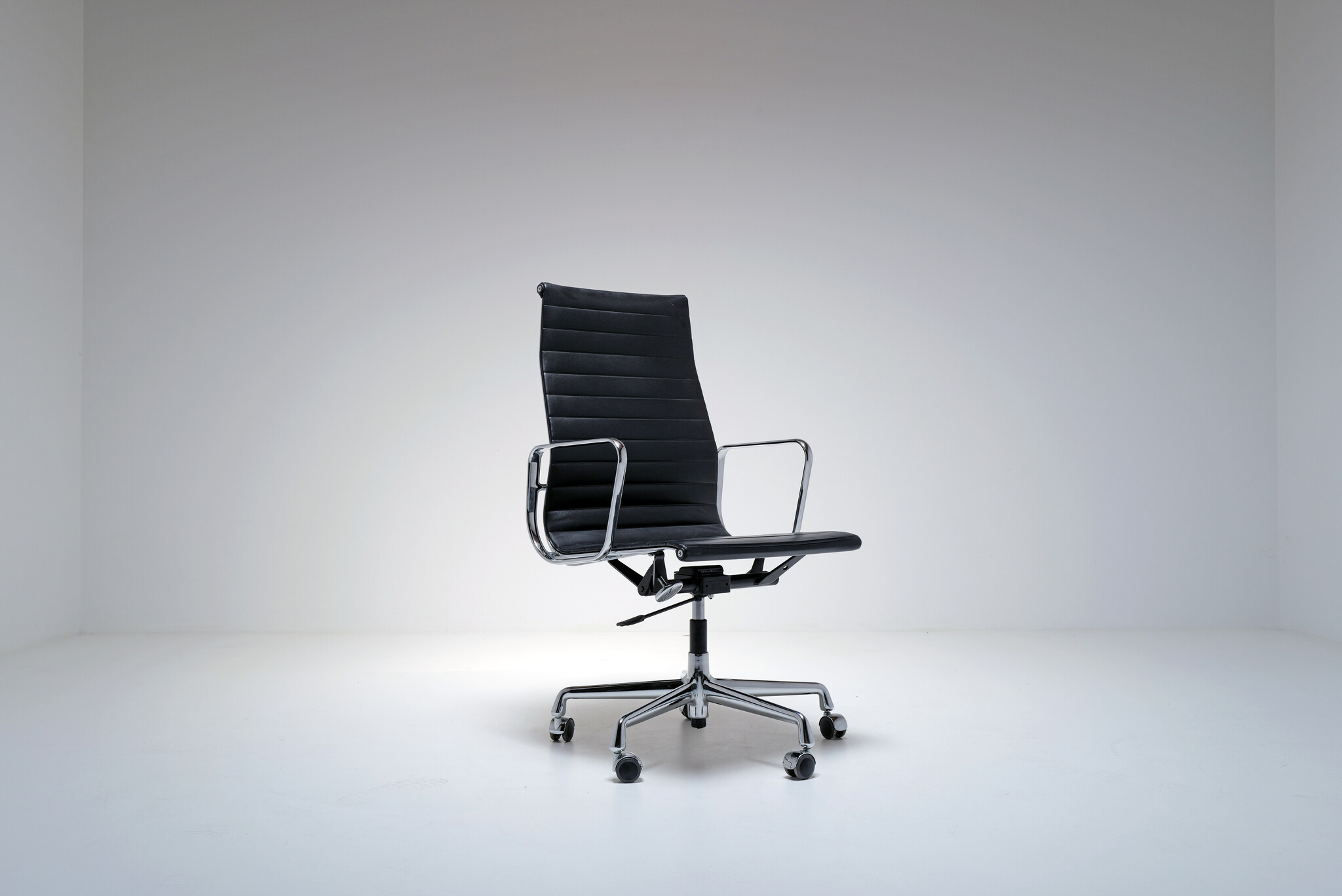EA 119 chair van Charles & Ray Eames voor Vitra