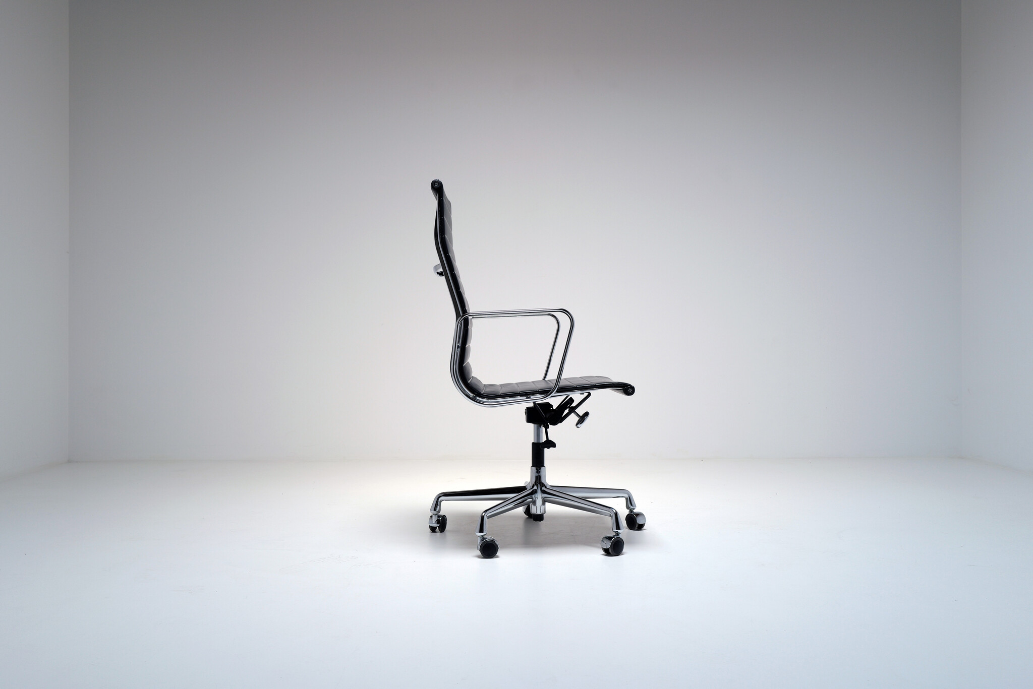 EA 119 chair van Charles & Ray Eames voor Vitra