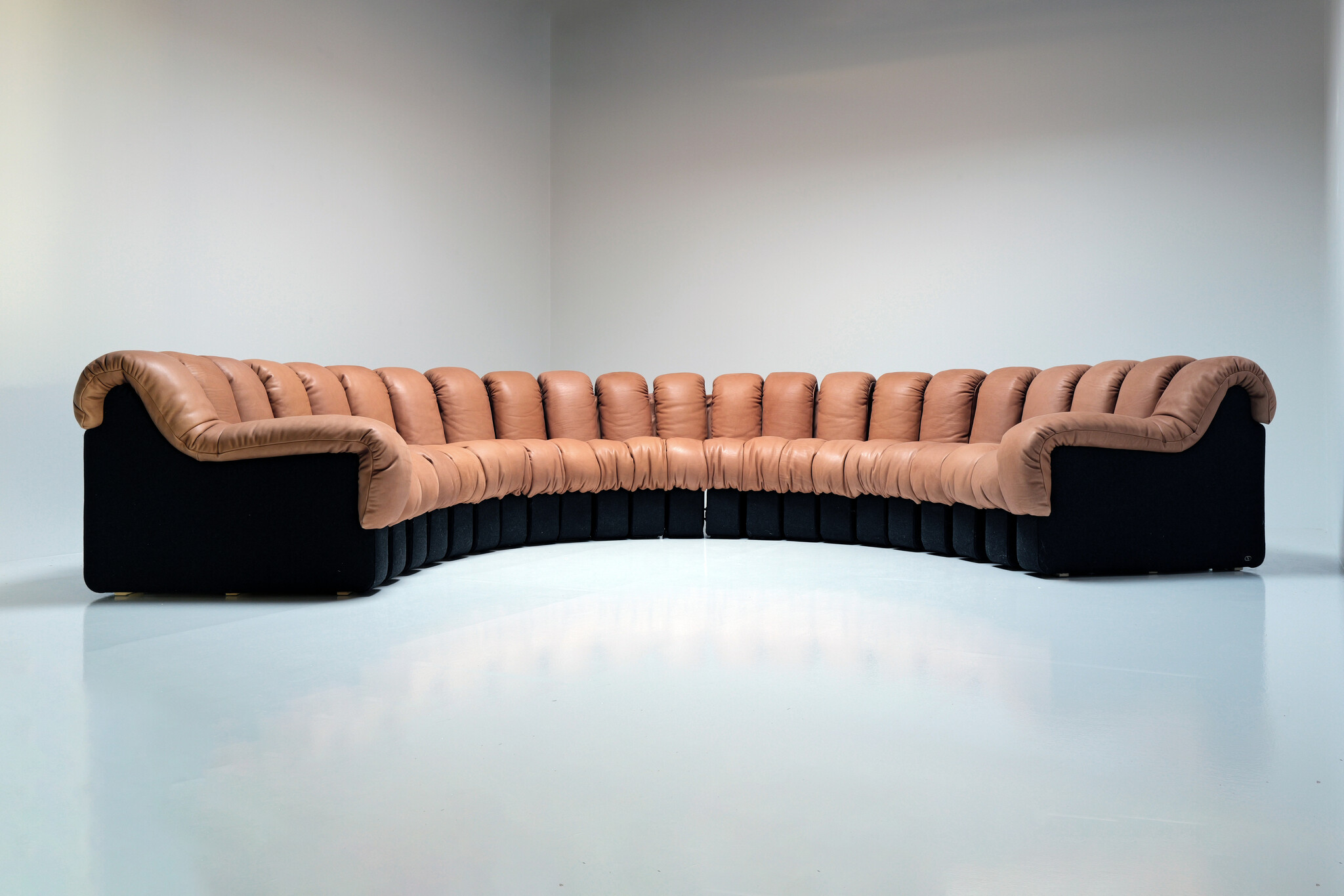 De iconische "Snake sofa" De Sede DS600