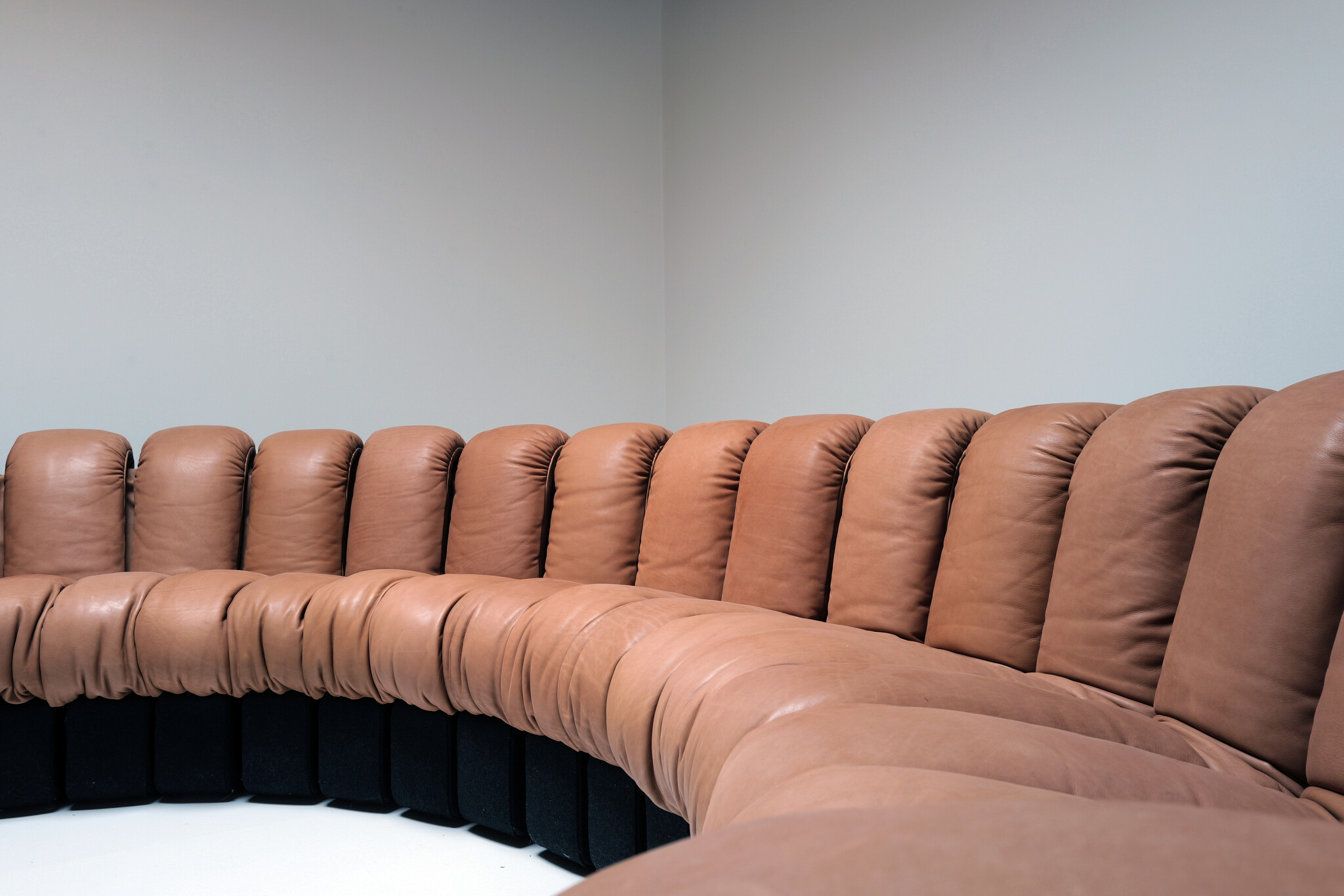 De iconische "Snake sofa" De Sede DS600