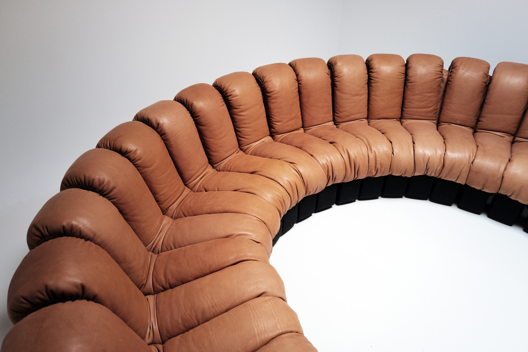De iconische "Snake sofa" De Sede DS600