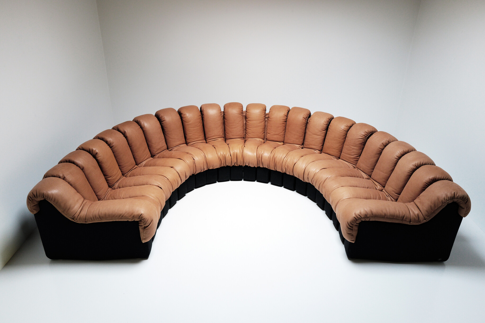 De iconische "Snake sofa" De Sede DS600