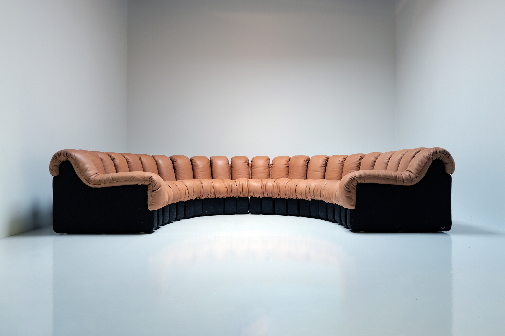De iconische "Snake sofa" De Sede DS600