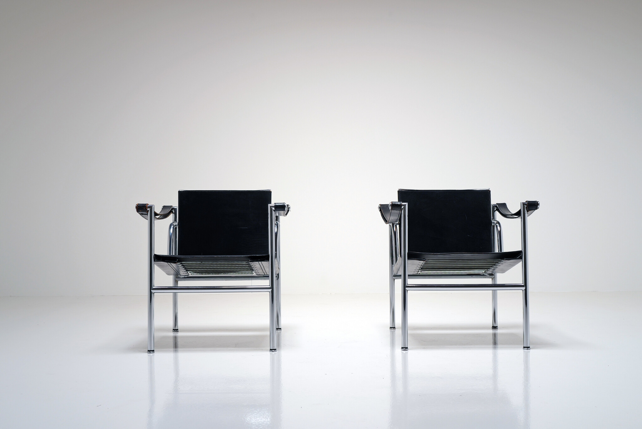 Set van 2 LC1 fauteuils van Le Corbusier, Pierre Jeanneret & Charlotte Perriand voor Cassina, 1970s