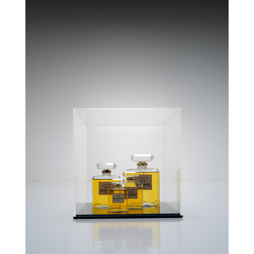 Chanel flessen in vitrine