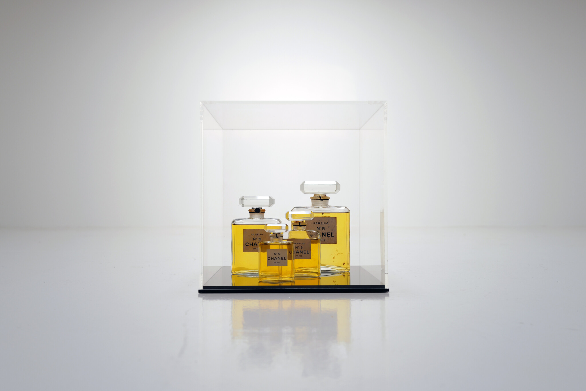 Vintage Chanel parfumflacons in plexi vitrine, 1980s
