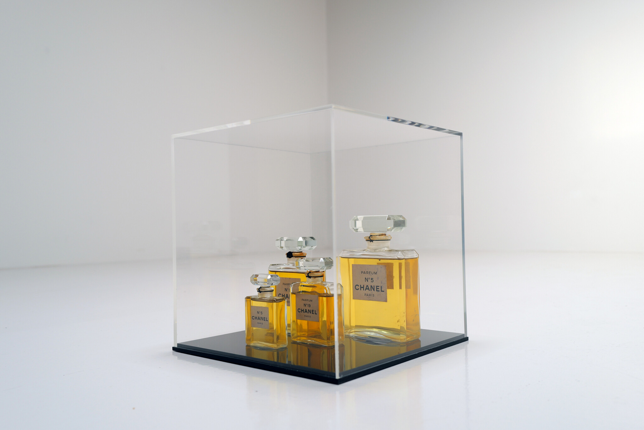 Vintage Chanel parfumflacons in plexi vitrine, 1980s