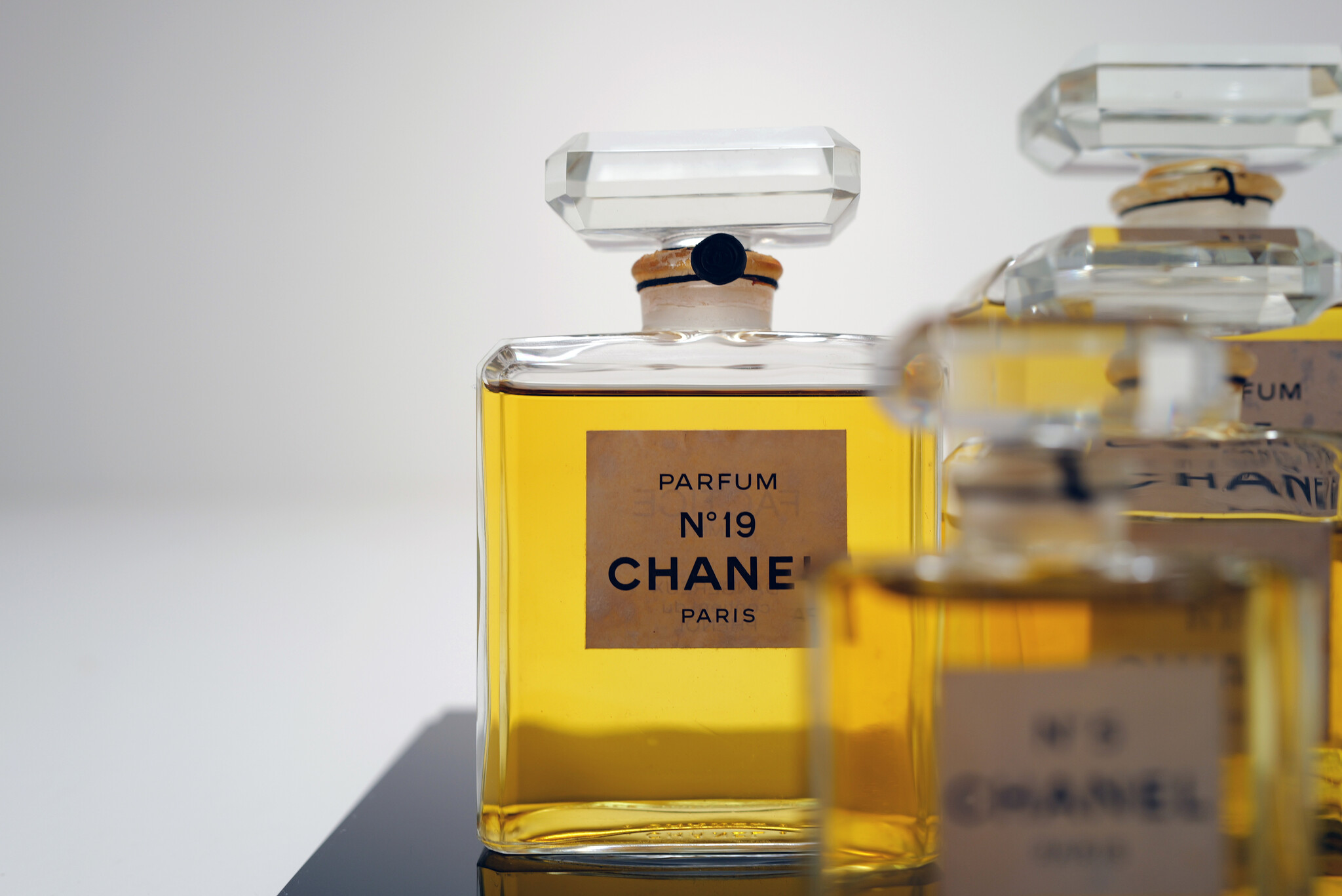 Vintage Chanel parfumflacons in plexi vitrine, 1980s